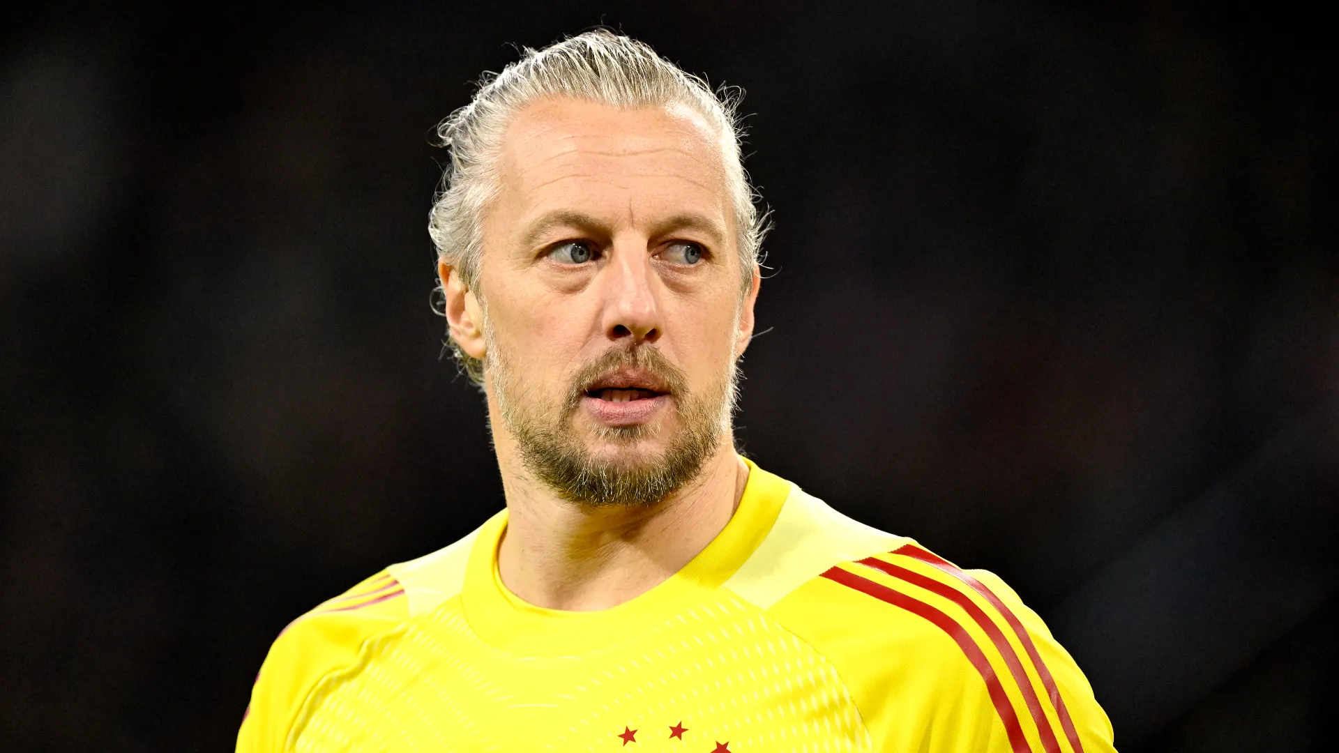 Ecco lo sguardo di Remko Pasveer quando è entrato in campo e ha visto la coreografia