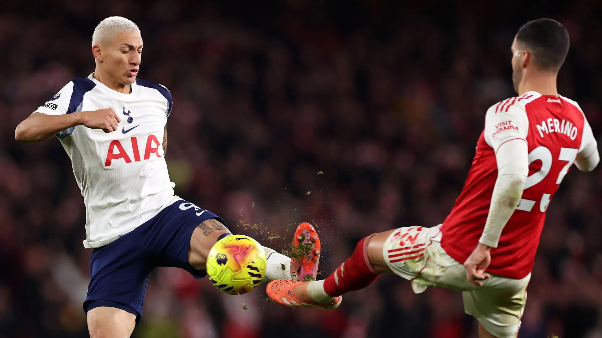 Momenti di grandissima tensione durante la sfida tra Arsenal e Tottenham