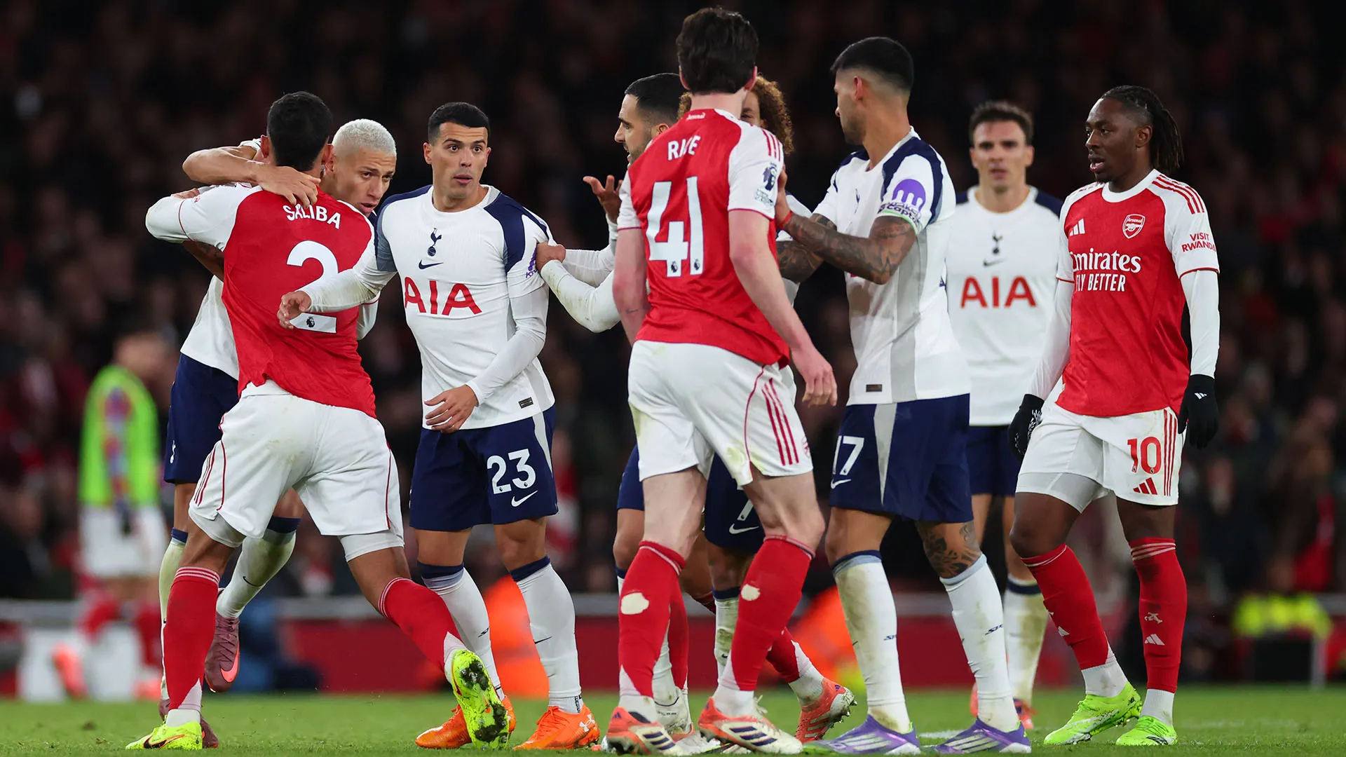 L'attaccante ha tentato di scagliarsi contro l'avversario ma fortunatamente gli è stato impedito