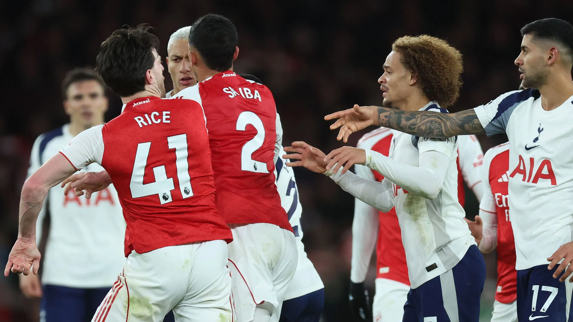 Sono serviti diversi minuti per riportare la pace in campo