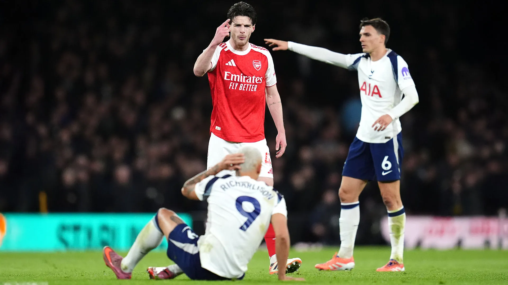 Il brasiliano ha discusso con Declan Rice e ne è nato un confronto molto acceso