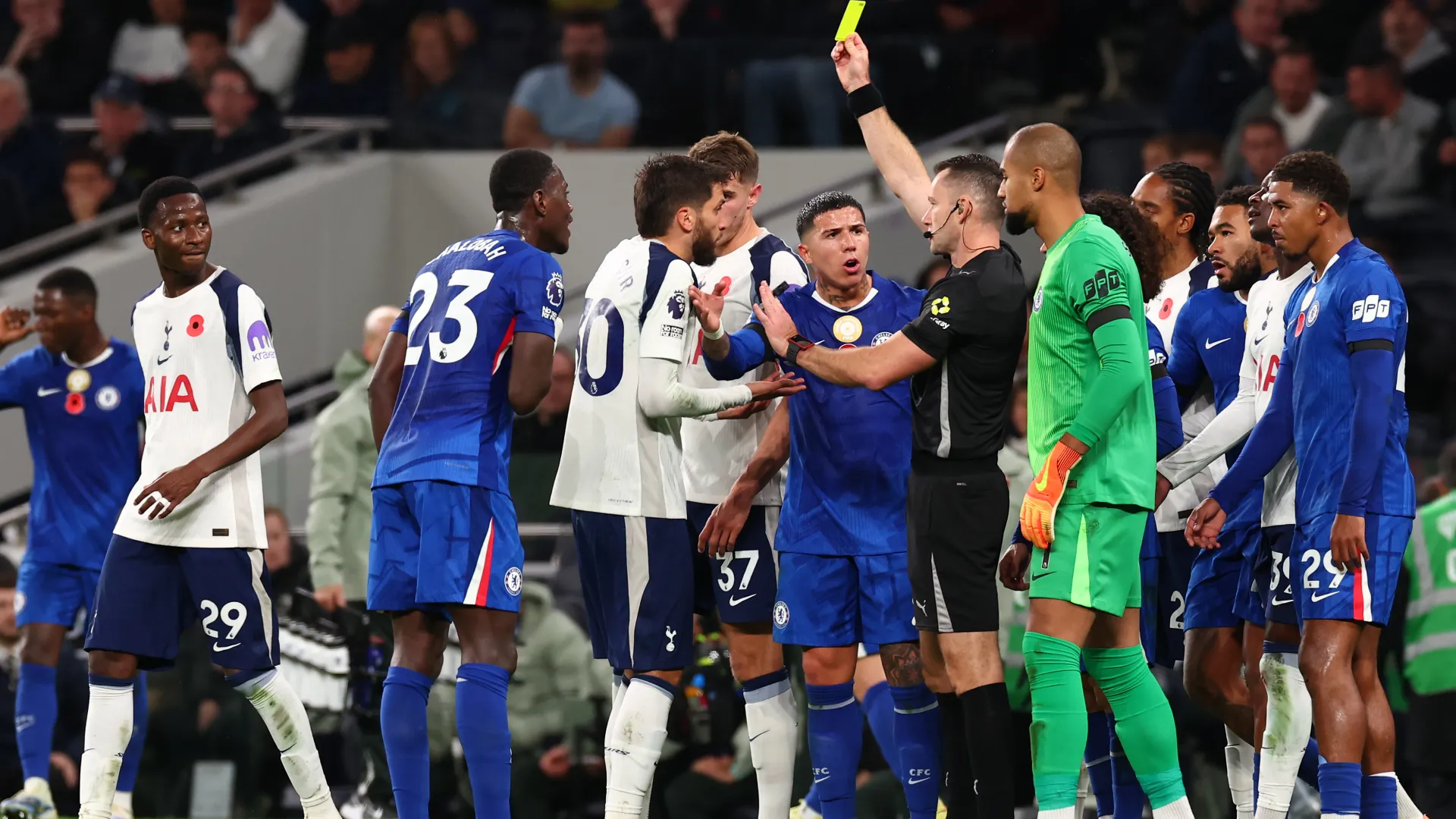 L'arbitro ha chiaramente preso provvedimenti disciplinari