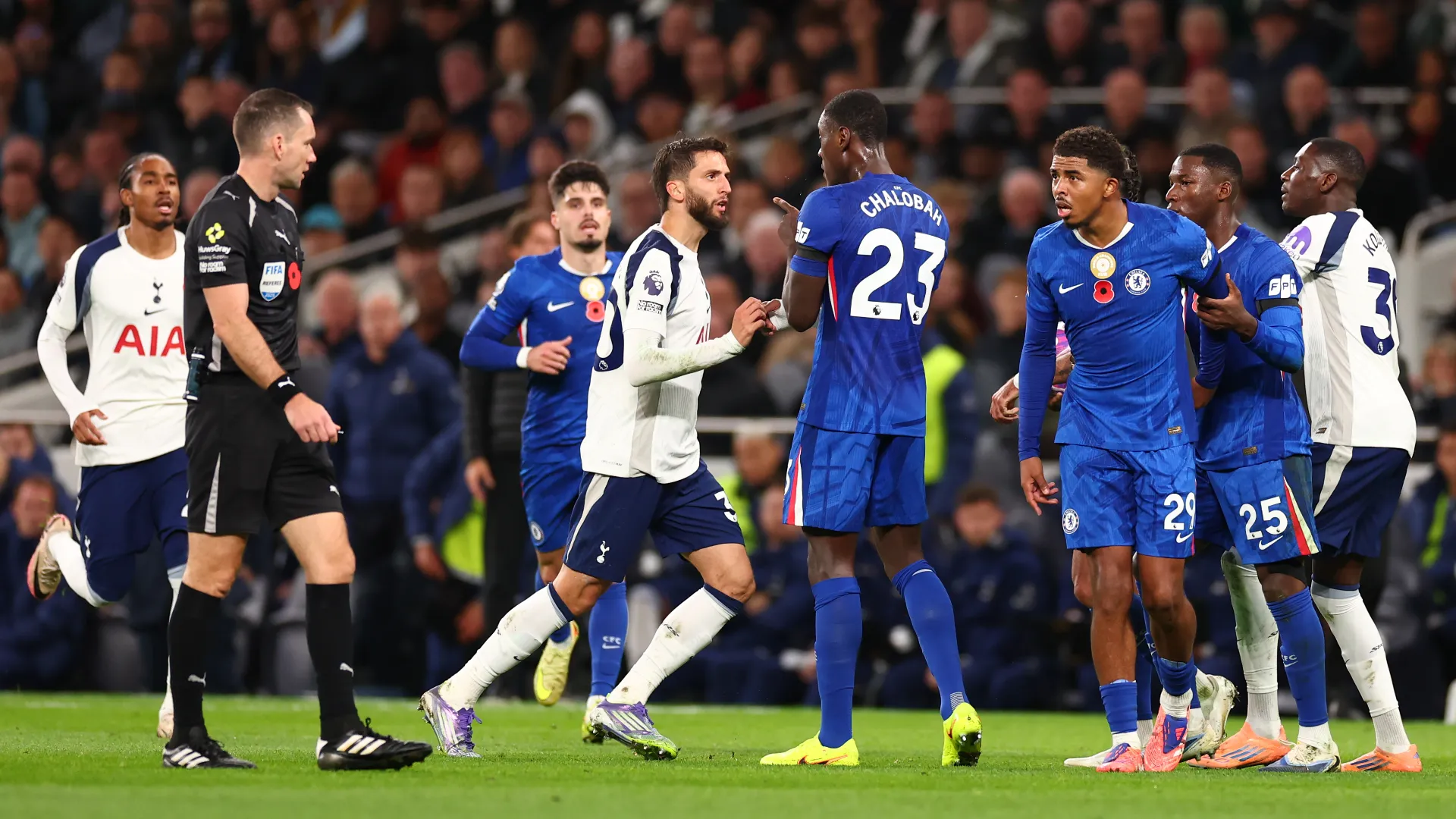 Il centrocampista del Tottenham era infuriato con l'avversario