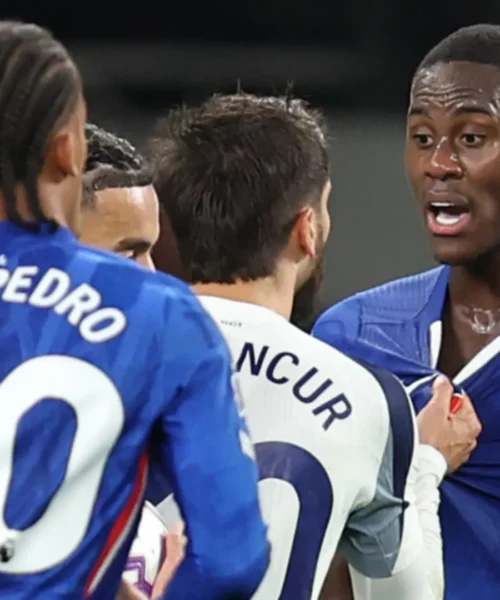 Perde completamente la testa e aggredisce l’avversario: le foto