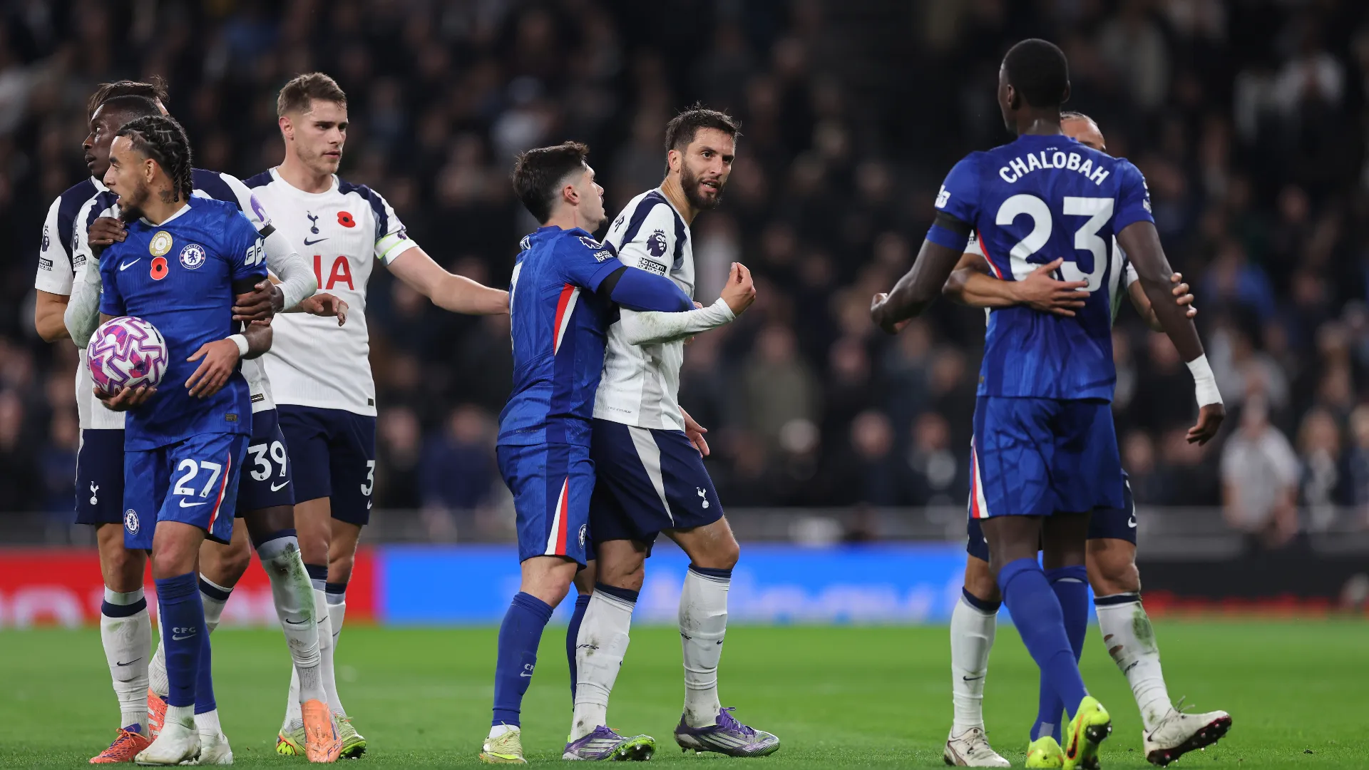 Sono dovuti intervenire altri giocatori per separare i due campioni