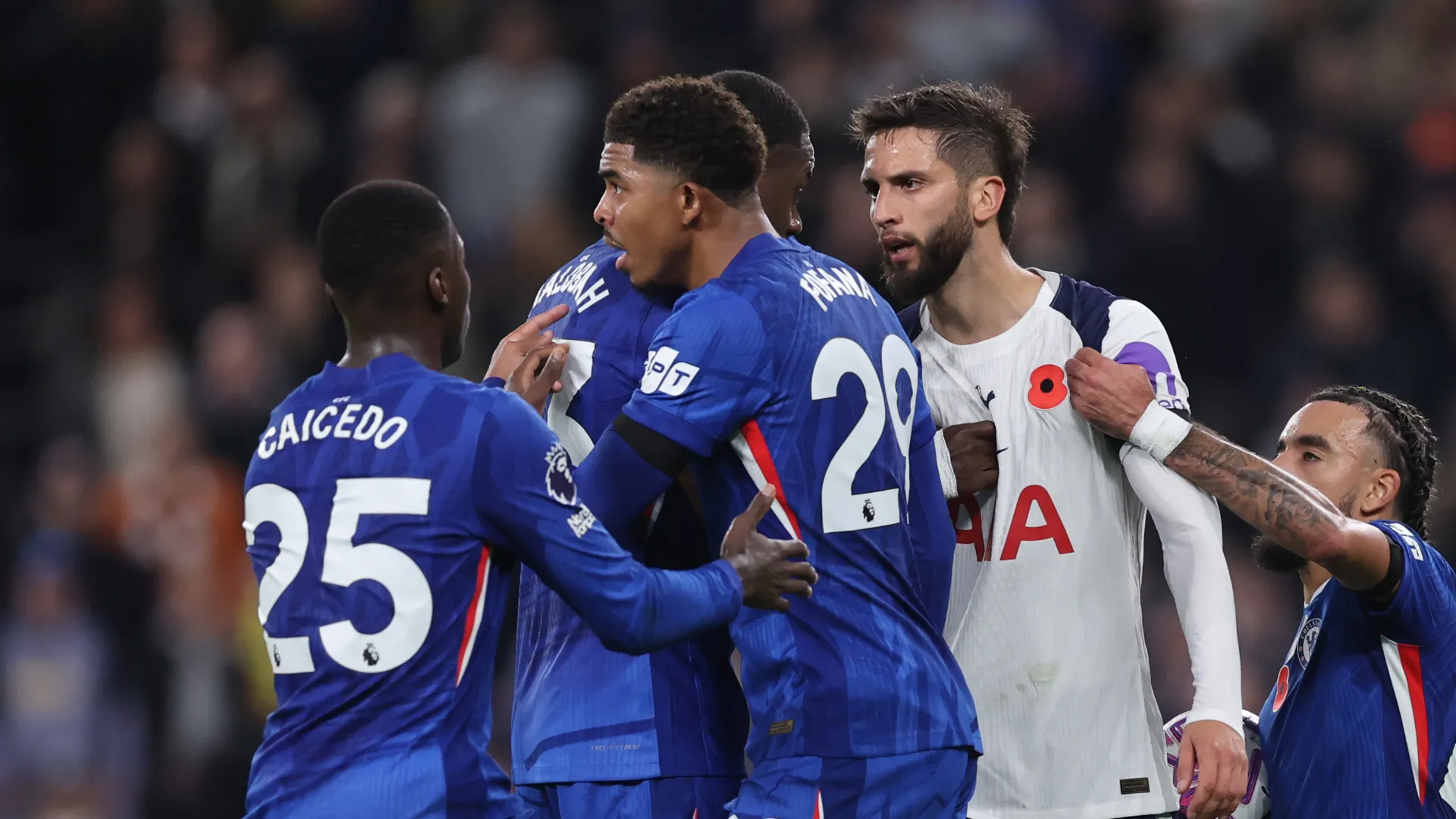 Il centrocampista uruguaiano si è infuriato con Trevoh Chalobah