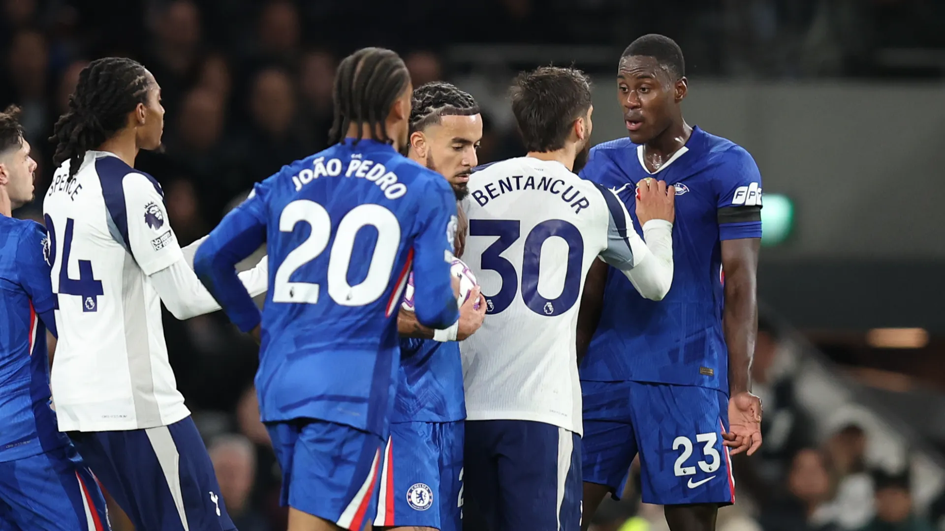 L'ex Juventus ha poi afferrato Chalobah per la maglia