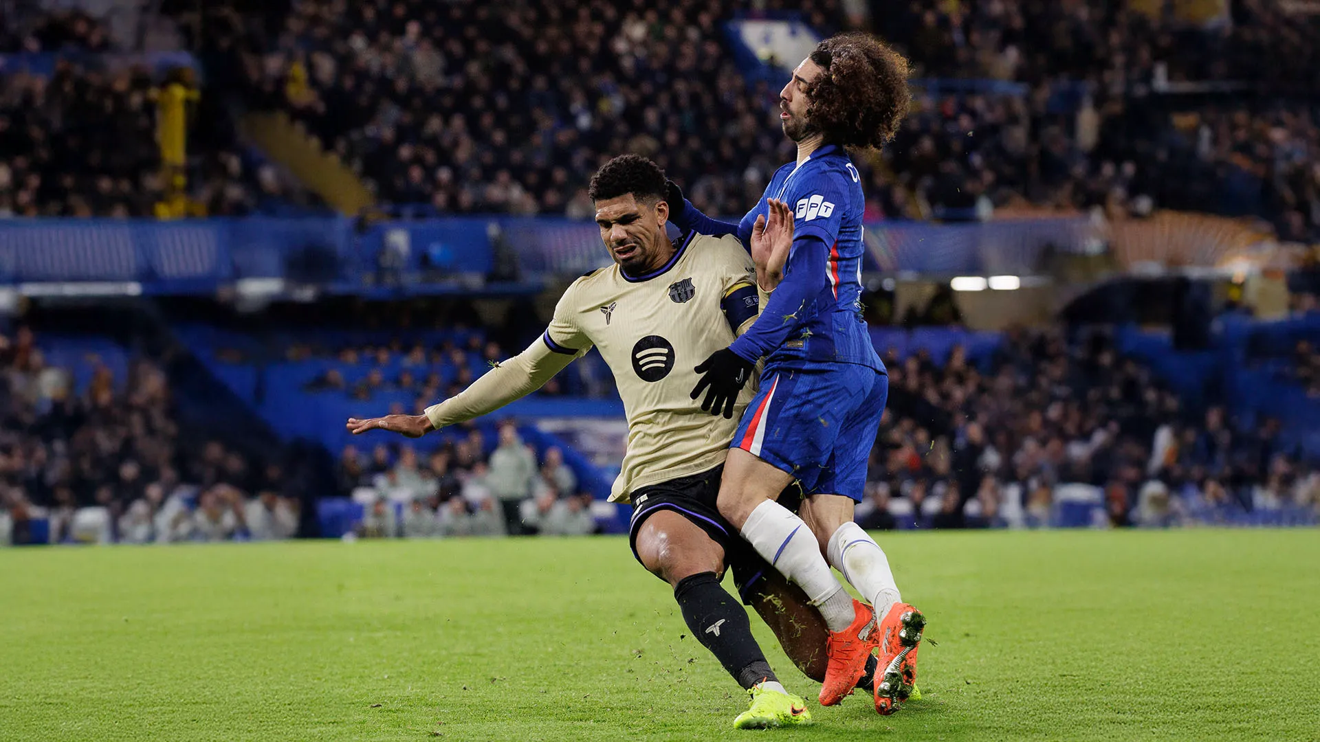 Intervento pericolosissimo del difensore uruguaiano durante la sfida di Champions League tra Chelsea e Barcellona