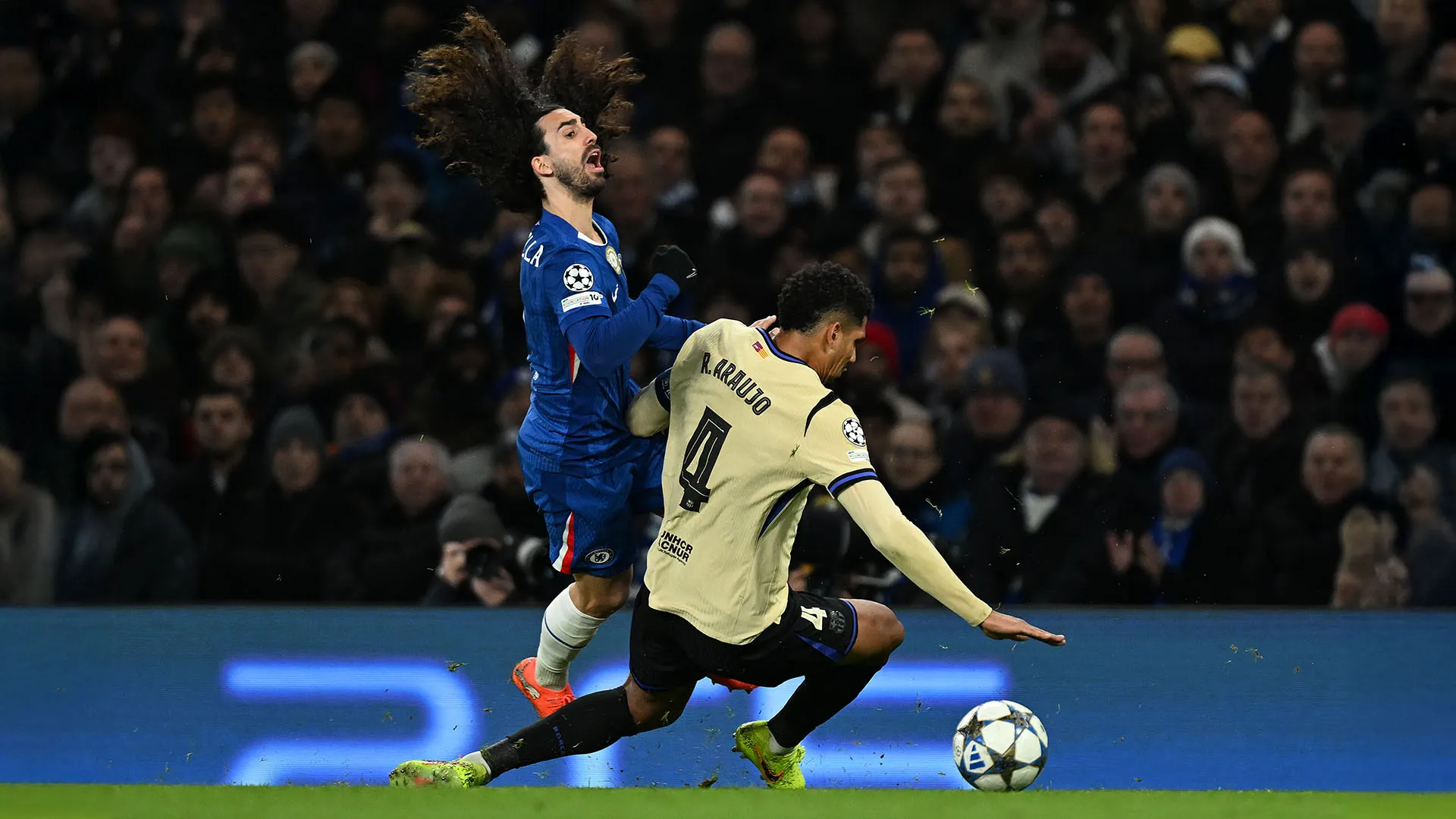 Araujo si è fiondato a tutta velocità contro il difensore spagnolo e l'ha travolto