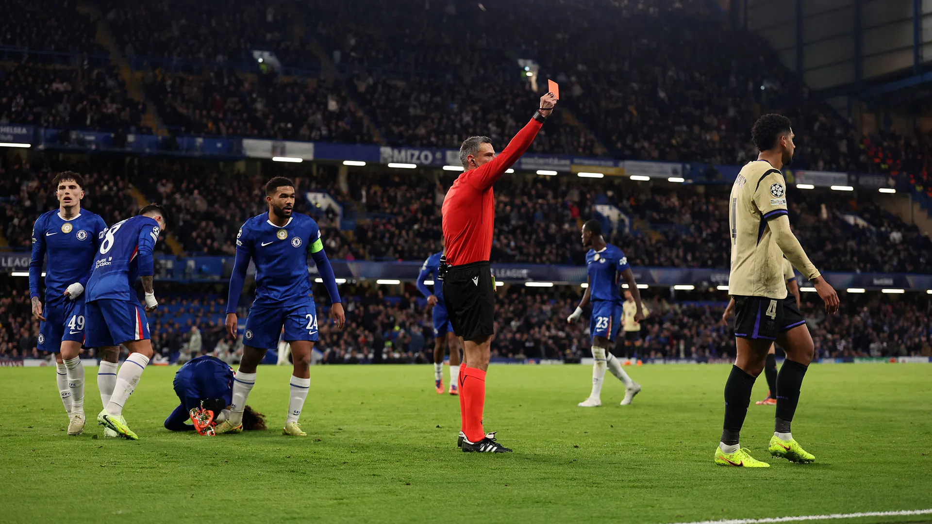 Ronald Araujo era già ammonito, ha preso il secondo cartellino giallo ed è stato espulso