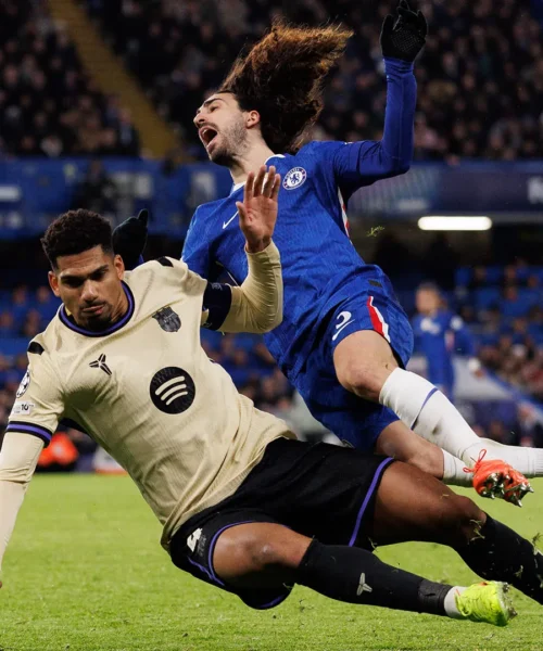 Travolge Cucurella e rischia di spezzargli la gamba, Ronald Araujo espulso. Foto