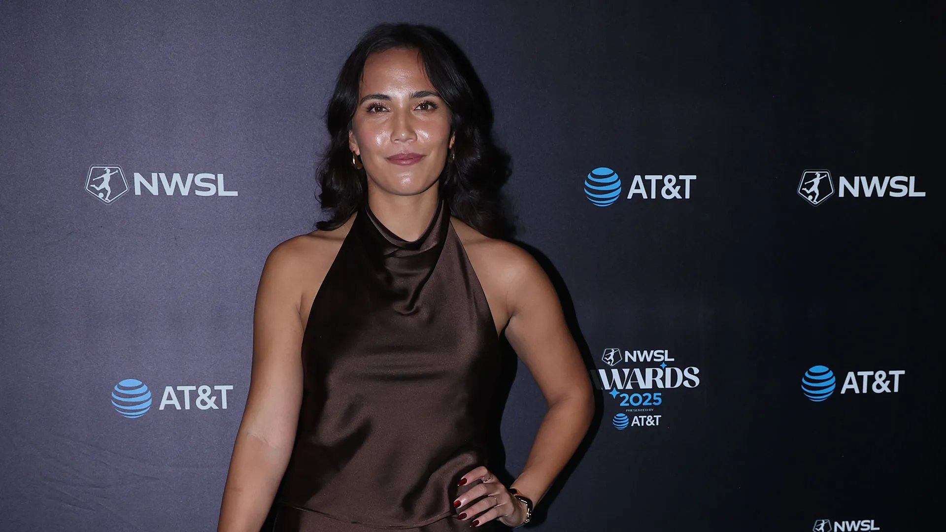 Sam Hiatt si è presentata alla cerimonia con un elegantissimo abito marrone che è piaciuto molto anche ai suoi fan