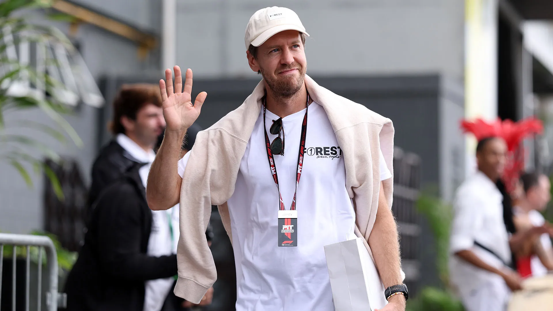 Vettel ha aiutato a separare i materiali riciclabili nei box dei team