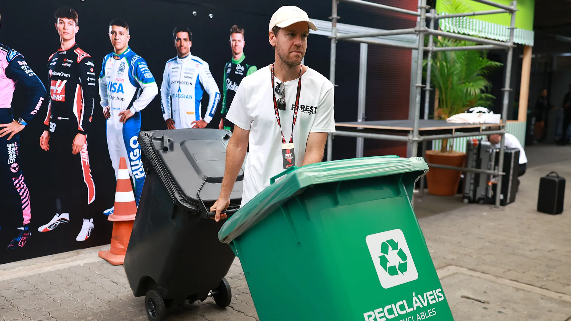 Il suo obiettivo è sensibilizzare l'opinione pubblica sui bassi tassi di riciclo di rifiuti in Brasile, che attualmente si aggirano intorno al 4%