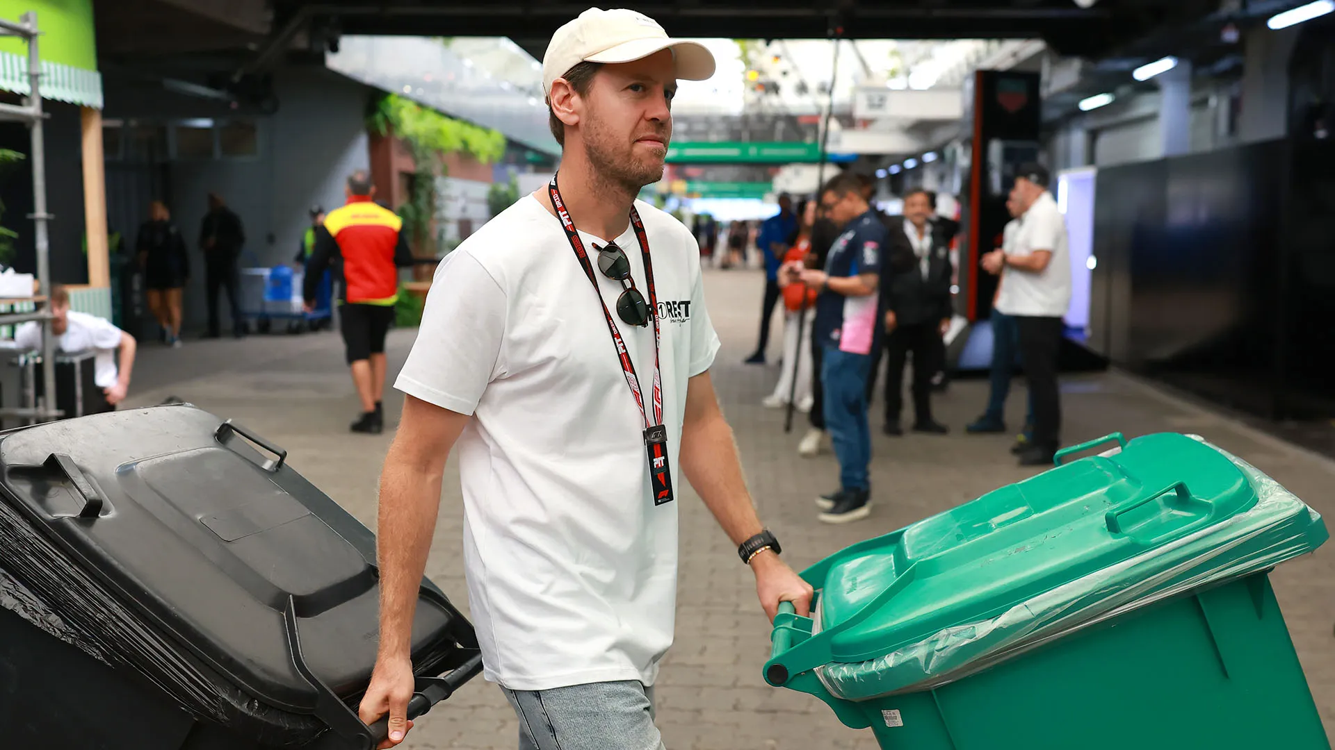 Il pilota tedesco è stato immortalato mentre sposta bidoni della spazzatura