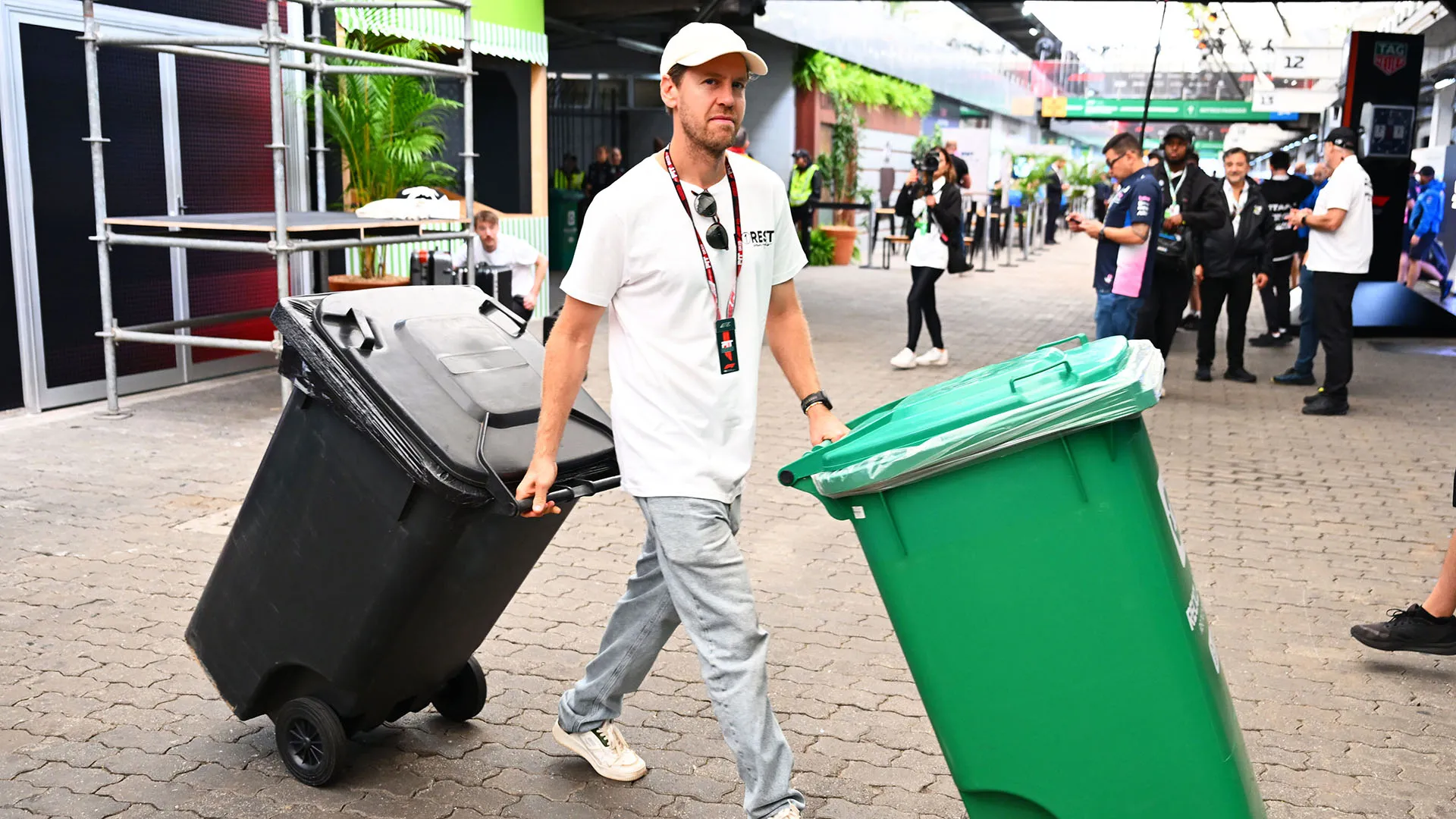 Sebastian Vettel torna in F1 e spiazza tutti: le immagini bizzarre