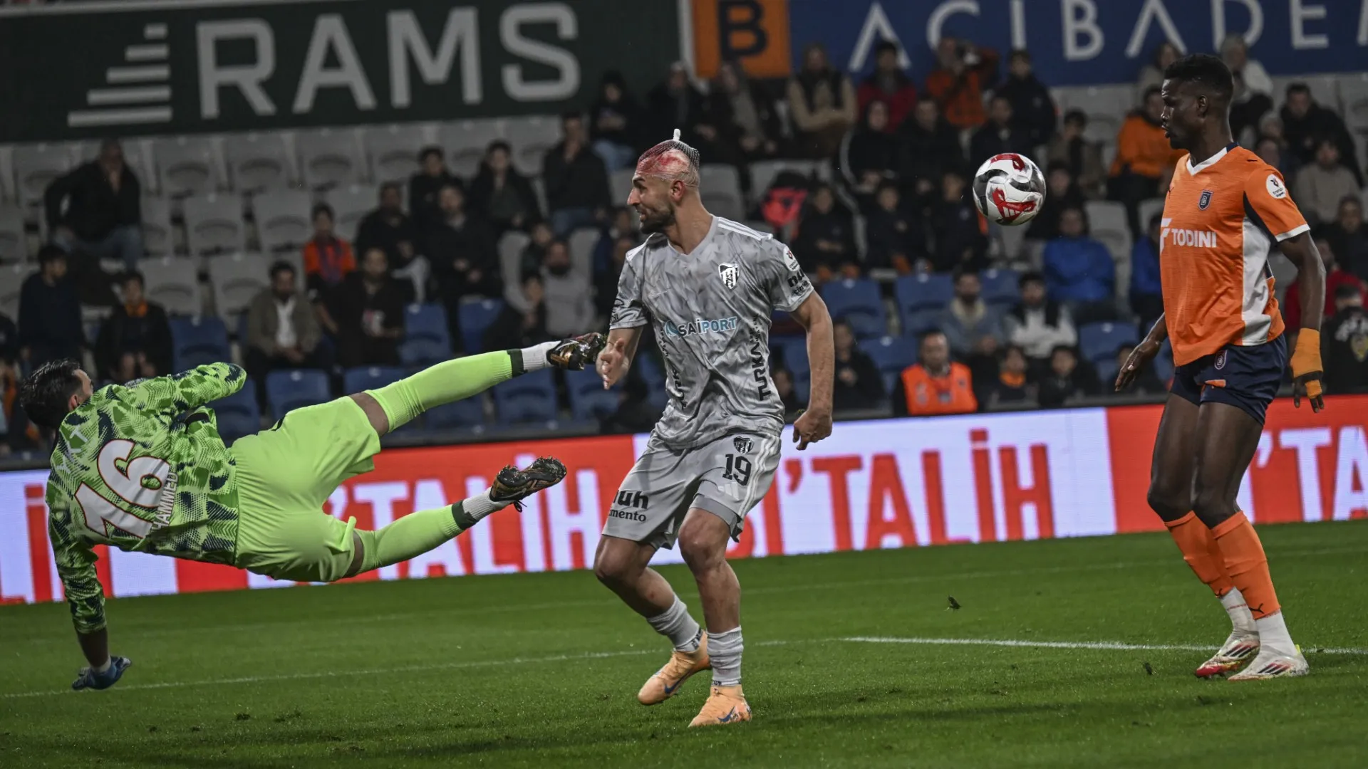 I dottori gli hanno applicato un evidente bendaggio in testa