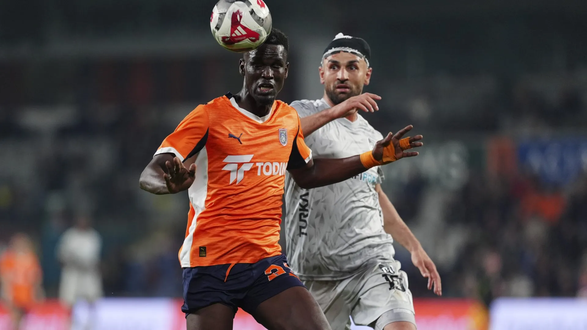 Nonostante la vistosa e sanguinosa ferita, Serdar Dursun ha voluto continuare a giocare