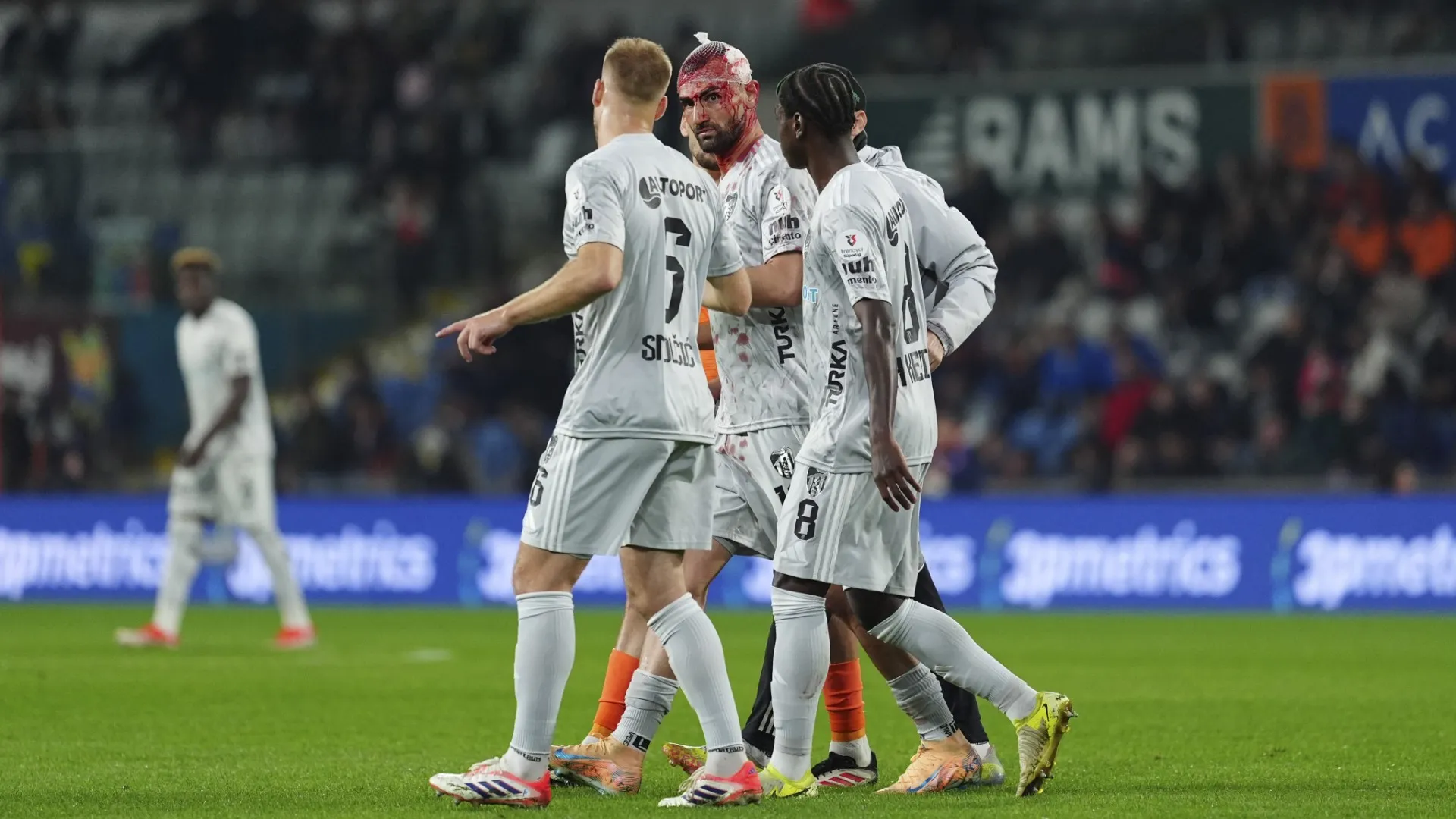 Durissimo il colpo ricevuto da Serdar Dursun durante la sfida tra RAMS Basaksehir e Kocaelispor
