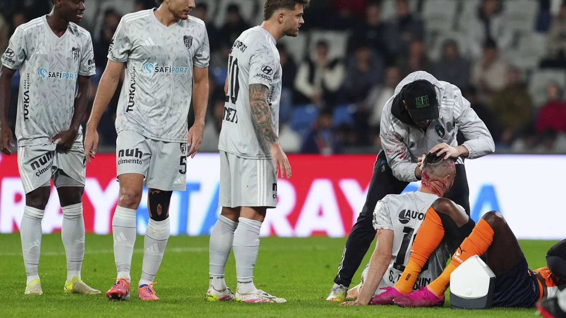 Entrambi sono crollati a terra doloranti ma a Dursun è andata peggio
