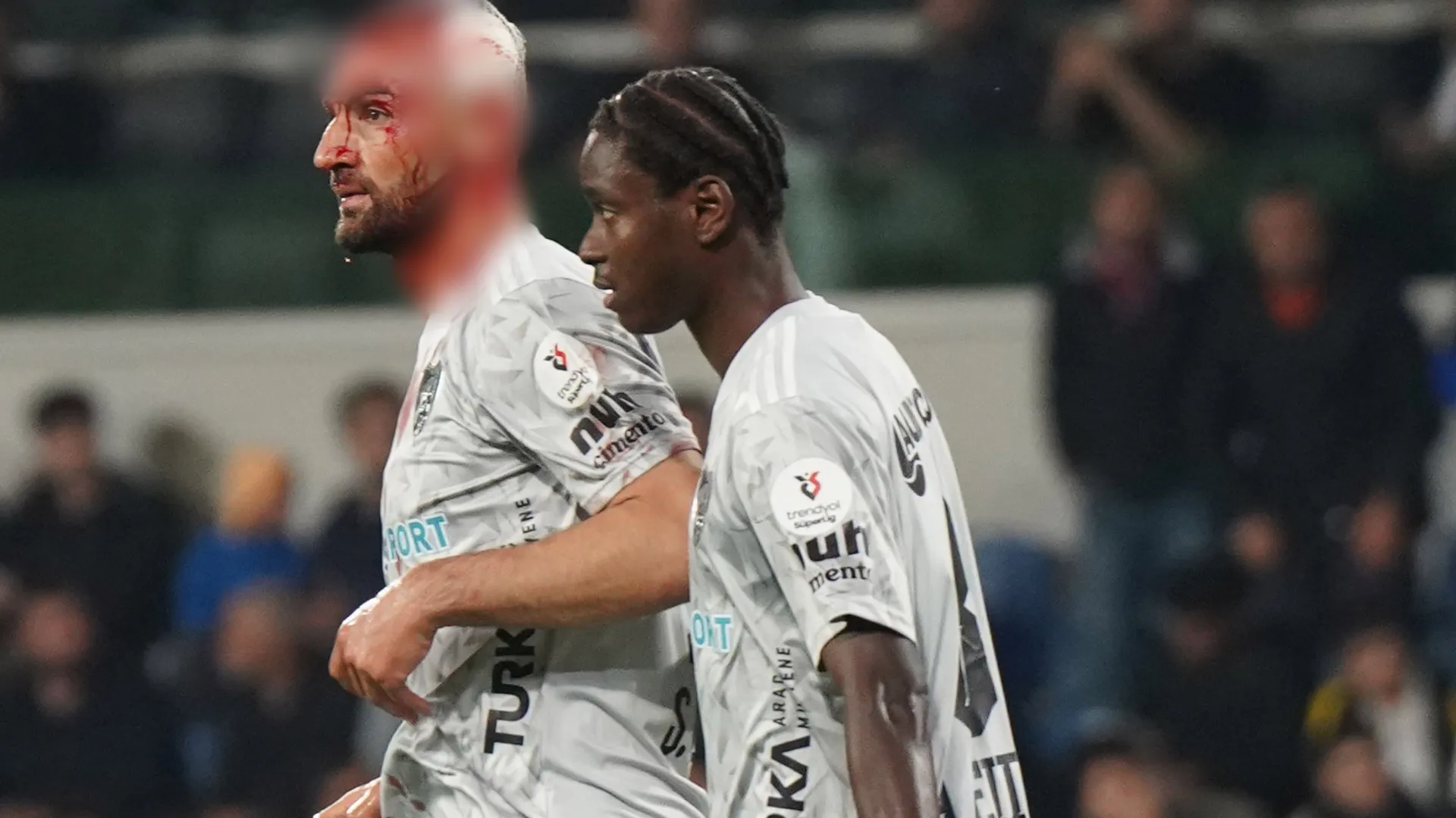 Una volta tornato in piedi, è dovuto uscire dal campo per la medicazione