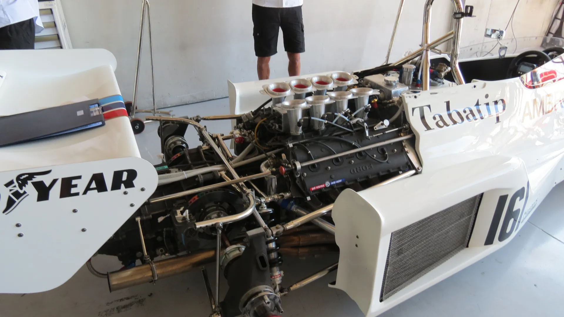 L'auto, ormai senza guida, prosegue per 600 metri ostacolando la Ligier di Laffite e poi schiantandosi.