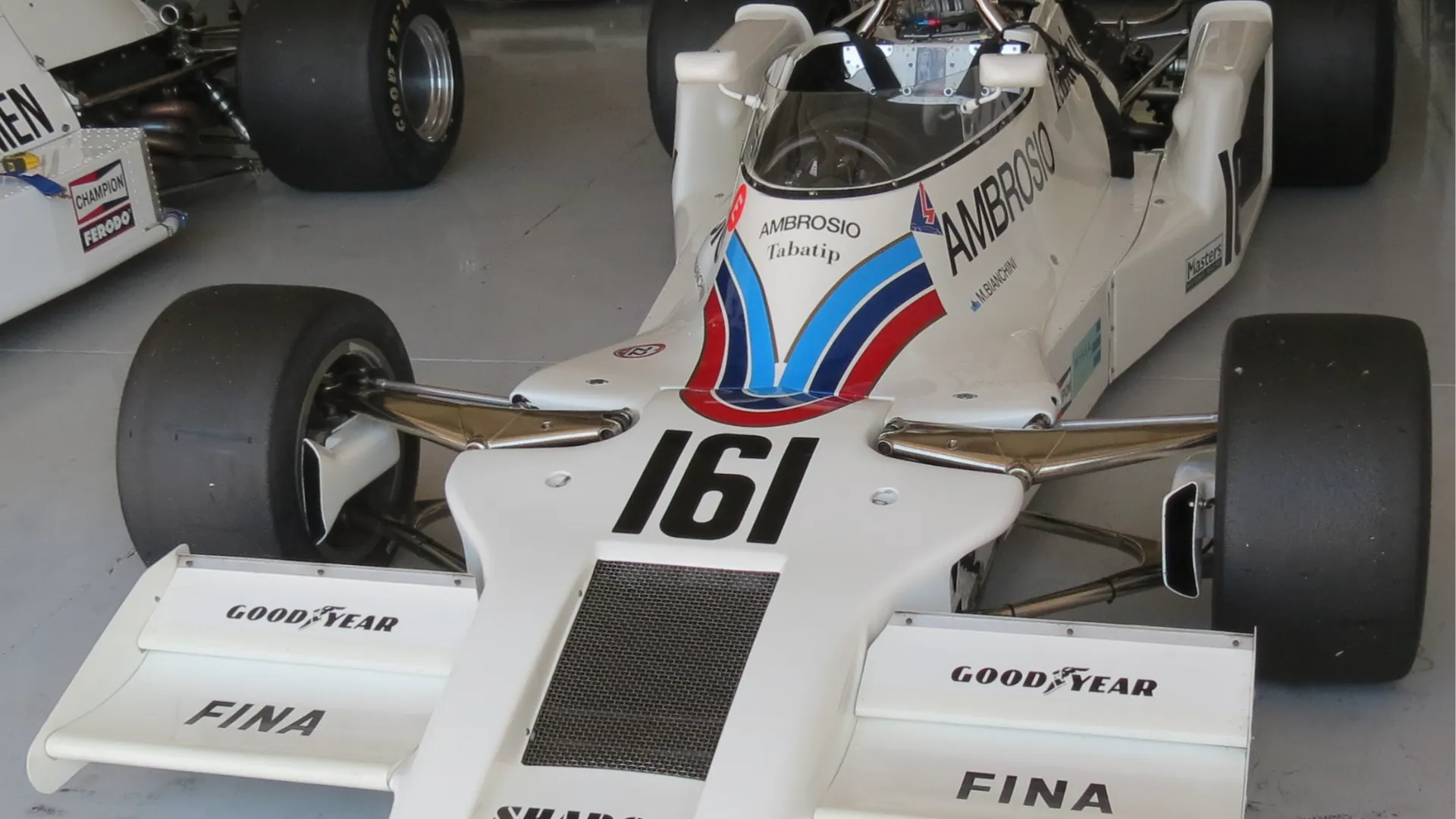 Debutta a Zandvoort 1976 con Tom Pryce: terzo in qualifica, quarto al traguardo.