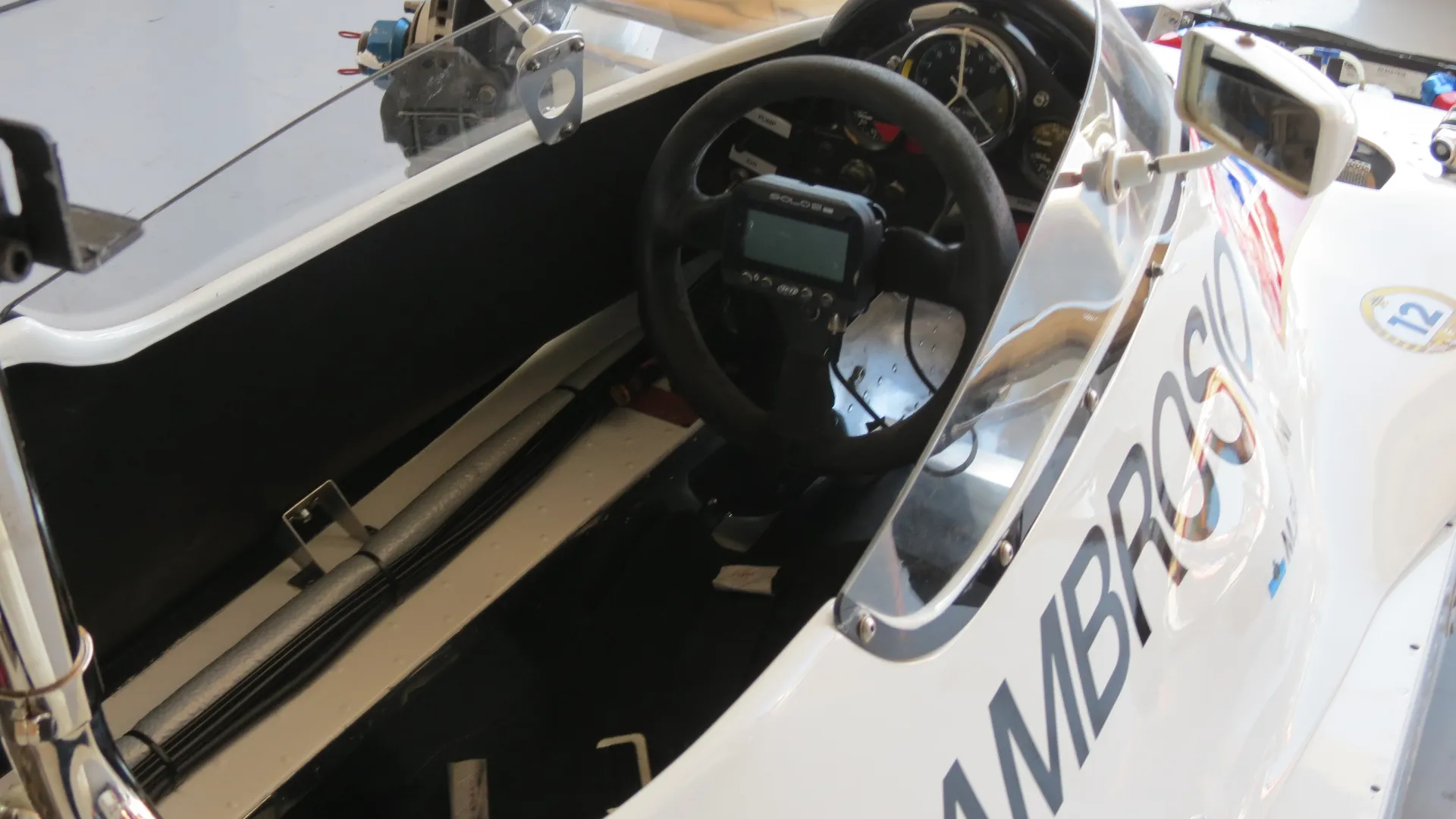 L'estintore del giovane commissario colpisce Pryce al casco, uccidendolo sul colpo al 23° giro. Muore anche il ragazzo.