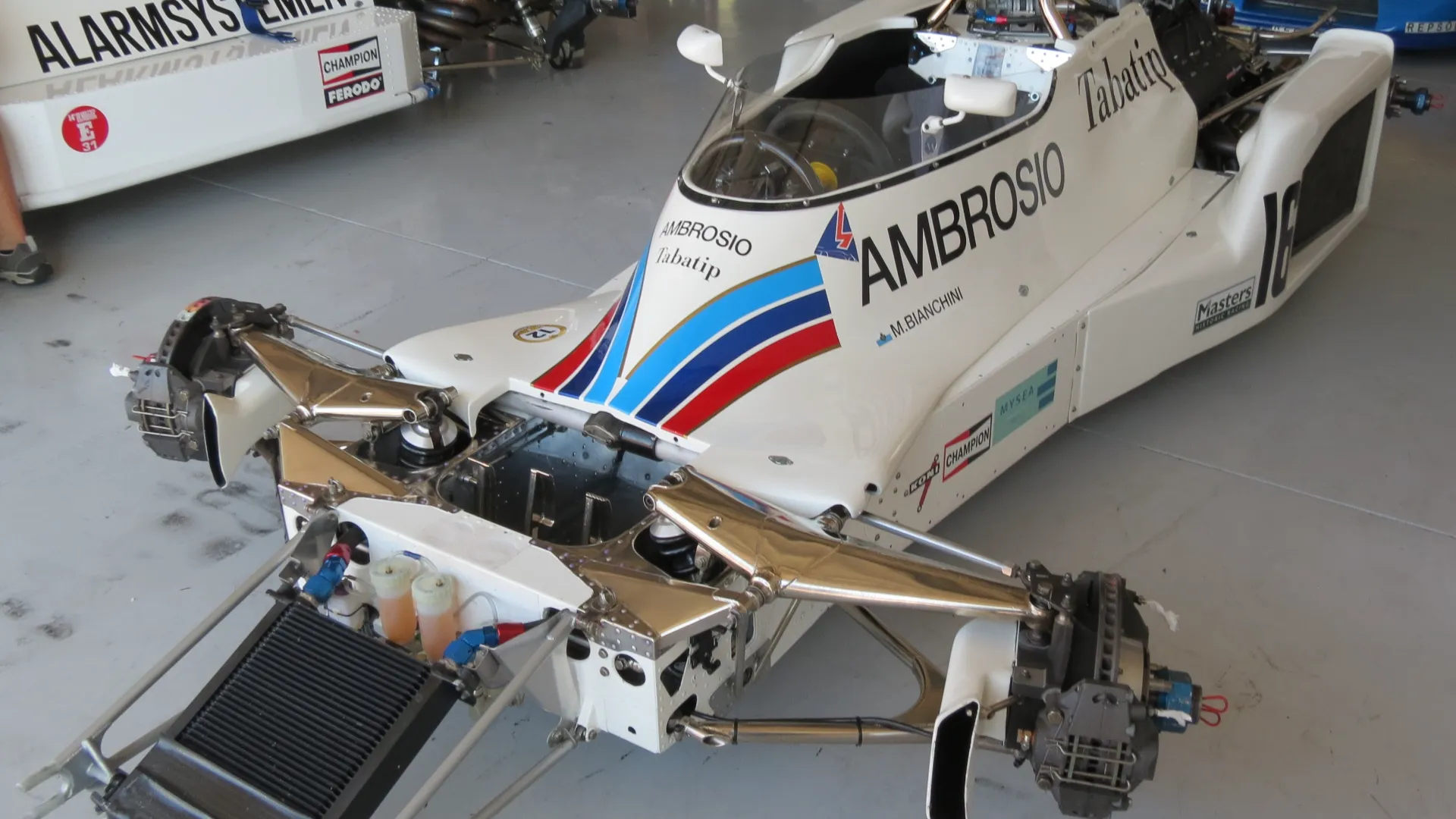 Jones conquista anche il terzo posto a Monza nel 1977, miglior stagione sportiva del team.