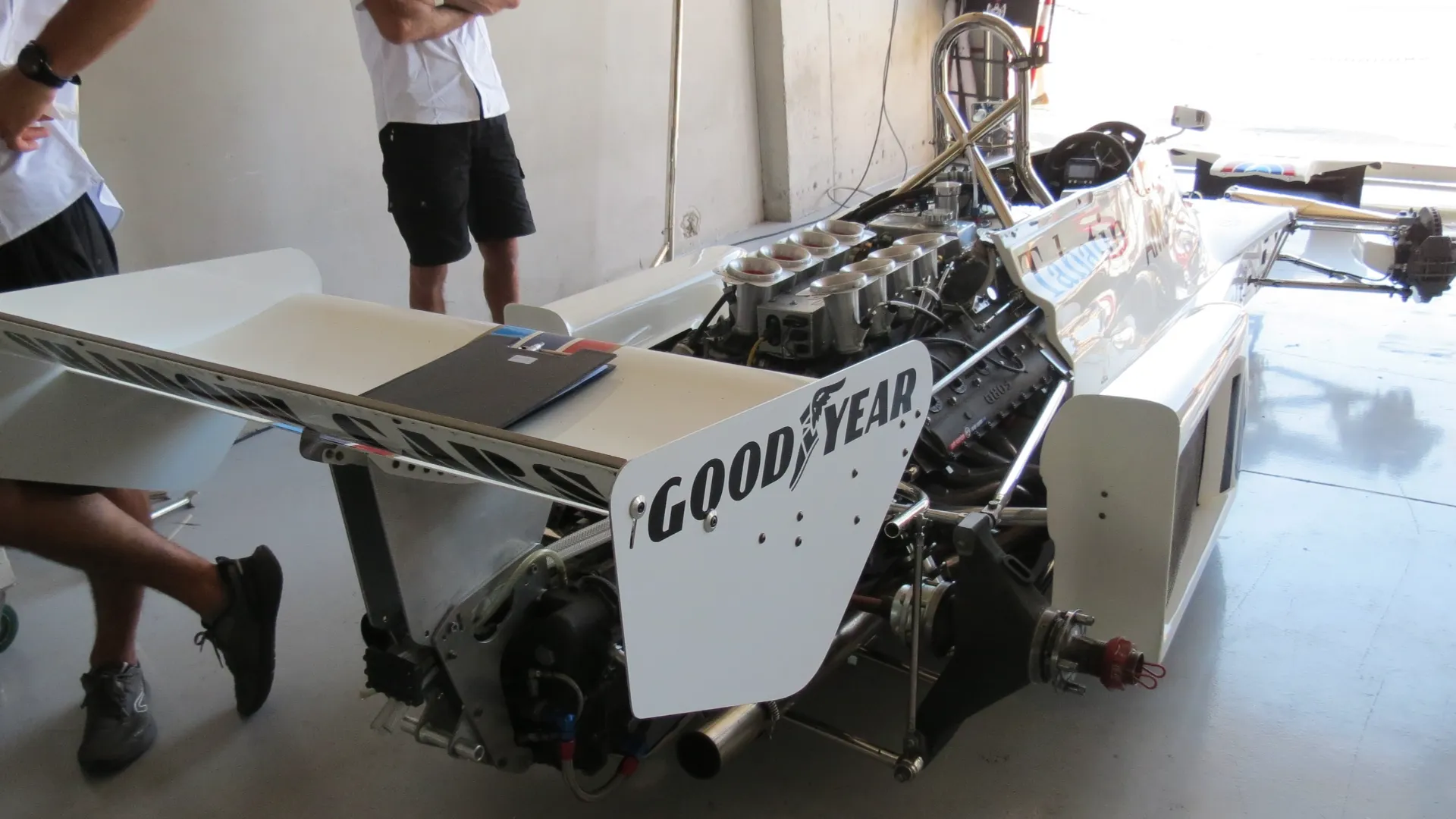 Telaio basso e stretto, motore Ford Cosworth DFV portante abbinato al cambio Hewland.