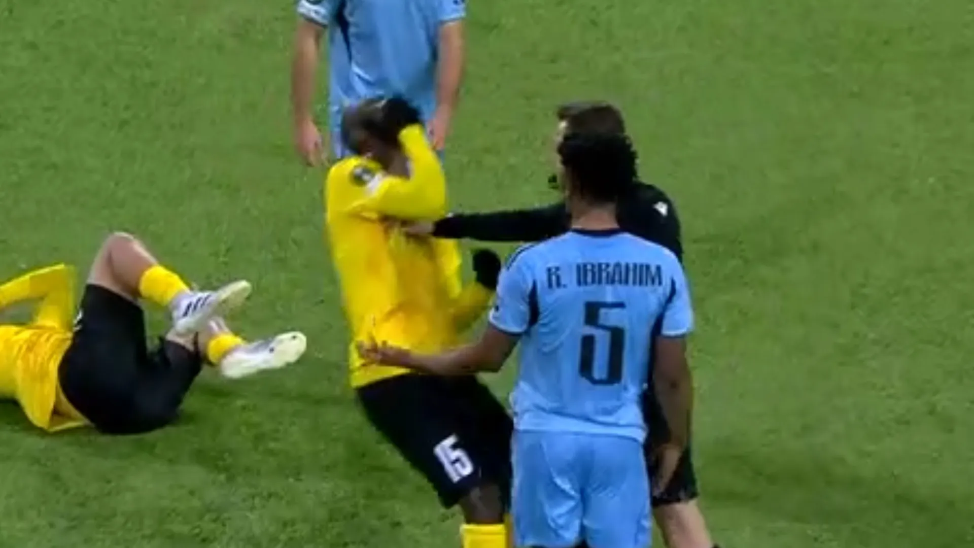 Nella foga del momento, il difensore del Kuopion Ibrahim Cissé si è sentito toccare sul petto ed è crollato a terra, simulando il fallo