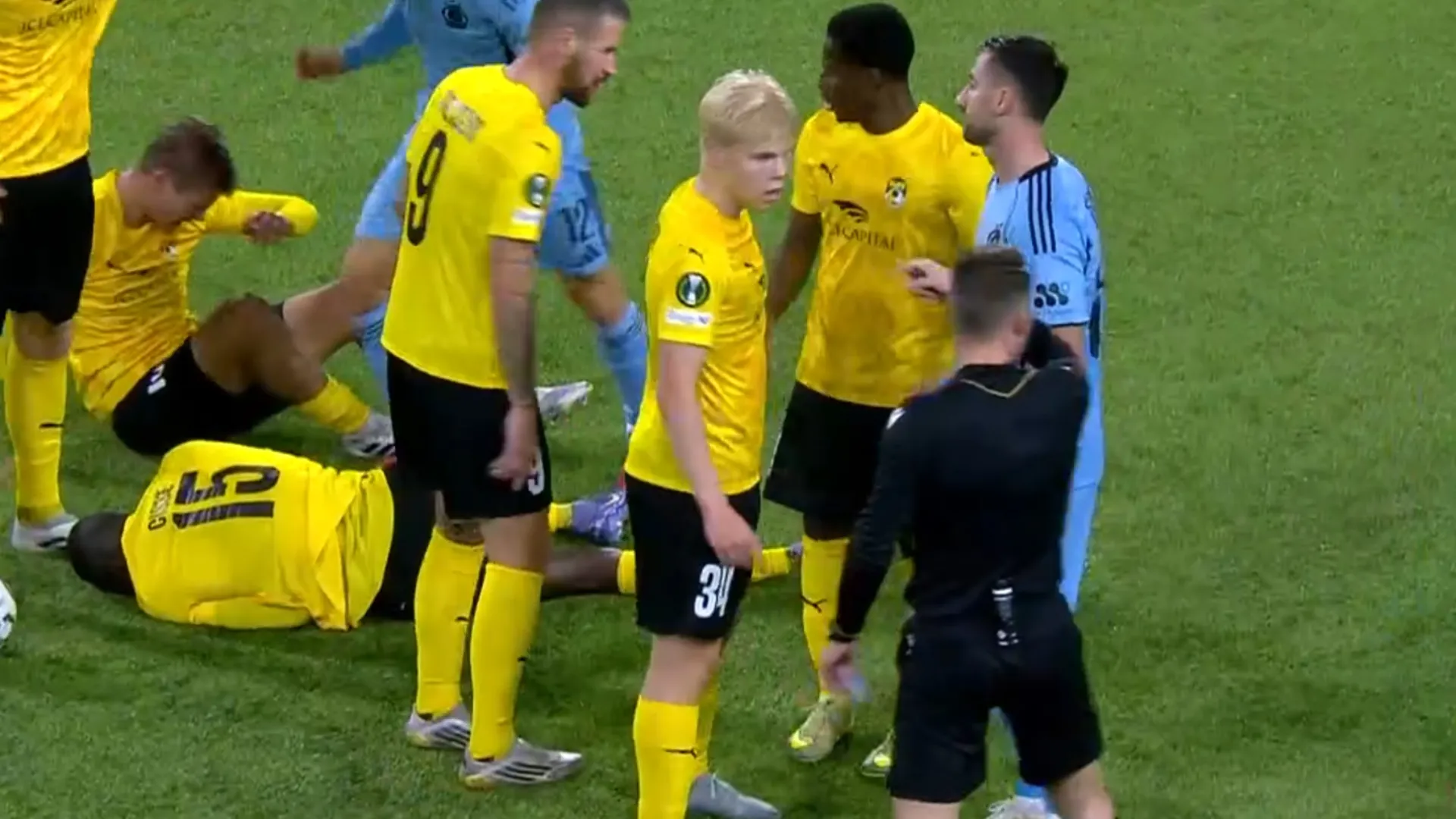 Ibrahim Cissé è rimasto a terra con le mani sul volto, simulando dolore