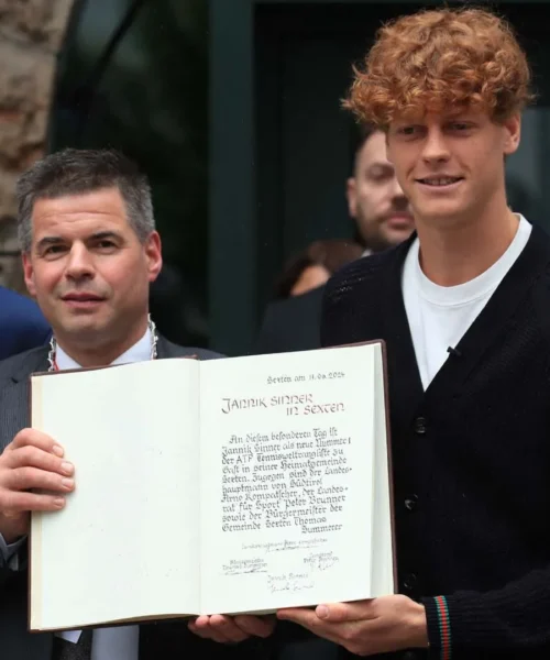 Jannik Sinner finisce sotto tiro: i Fucilieri Sudtirolesi lo bacchettano