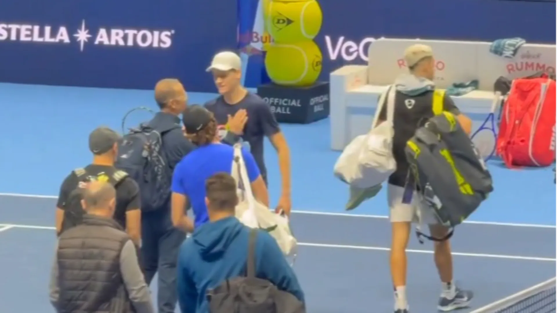 I due si sono salutati calorosamente, come grandi amici. Grandi abbracci anche tra gli staff