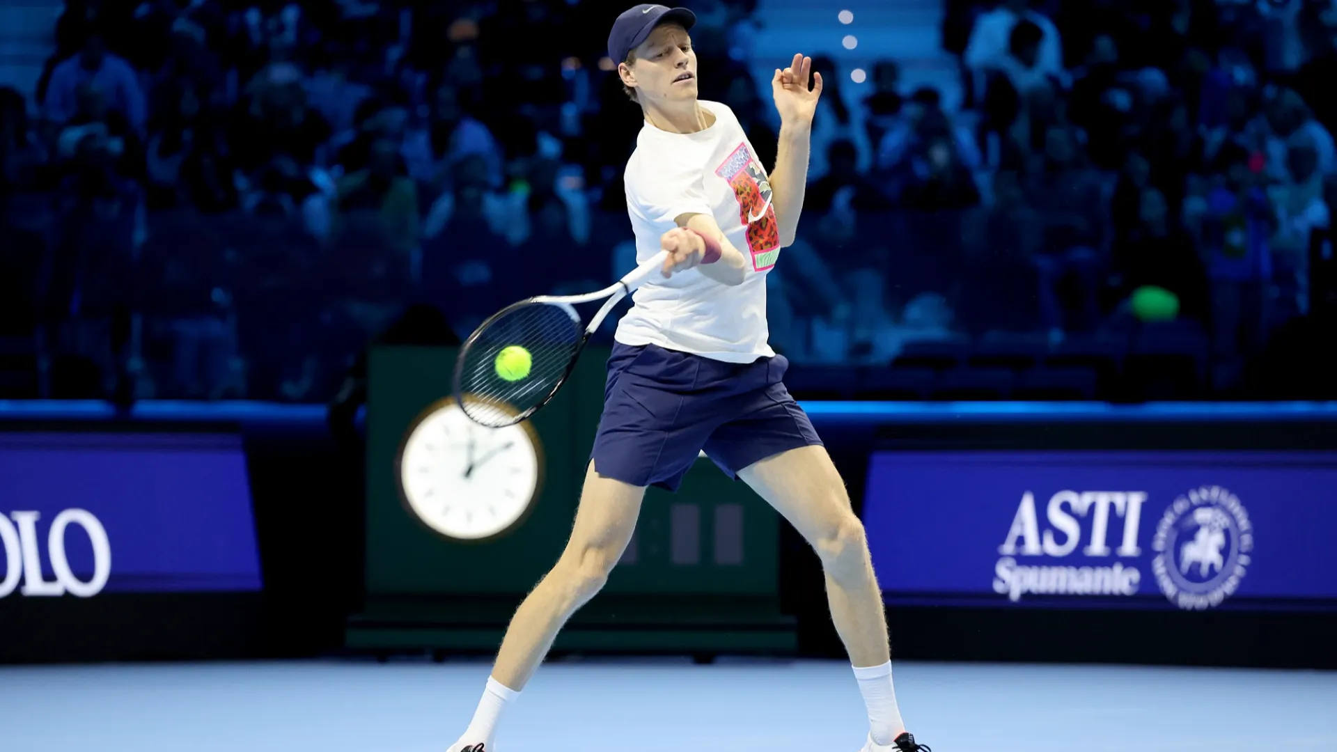 Si parte con gli scambi sulla direttrice centrale del campo, quelli classici nel riscaldamento che salgono presto di intensità.