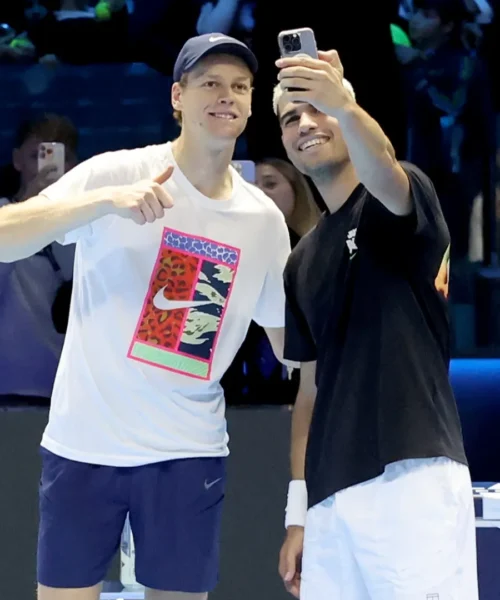 Jannik Sinner, un allenamento da 20 euro con Carlos Alcaraz: le foto