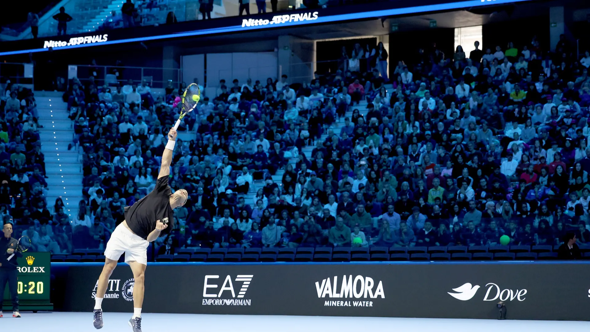 Tutto intorno la premiata ditta: i coach Darren Cahill e Simone Vagnozzi, il preparatore Umberto Ferrara, con il nuovo fisio argentino Alejandro Resnicoff e l’osteopata Andrea Cipolla.