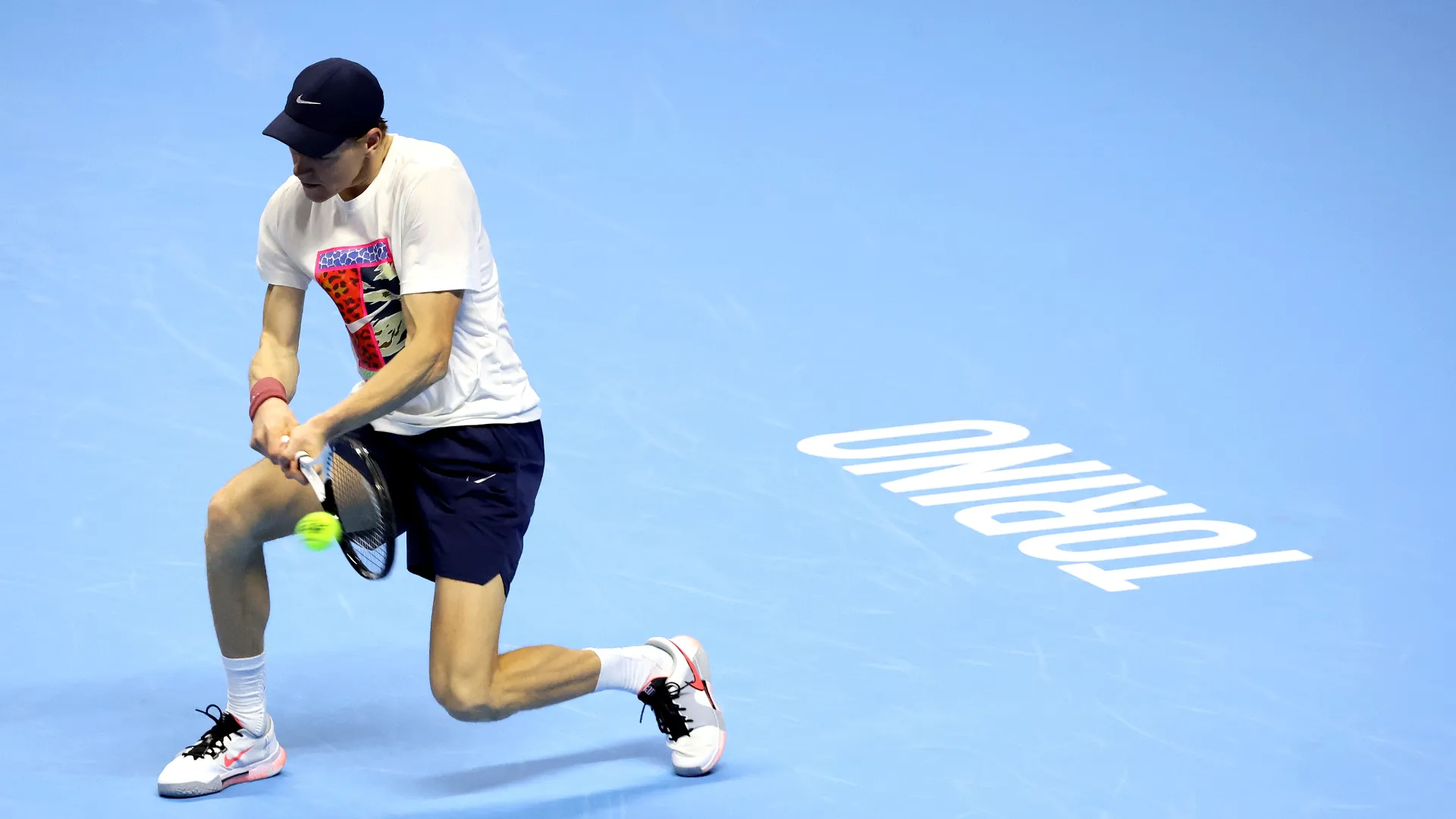 Dall’altro lato del campo Sebastopoli, Sinner è, come sempre, la sua antitesi: più filiforme e classico, t-shirt verde bottiglia, pantaloncini e cappellino di un bel blu.