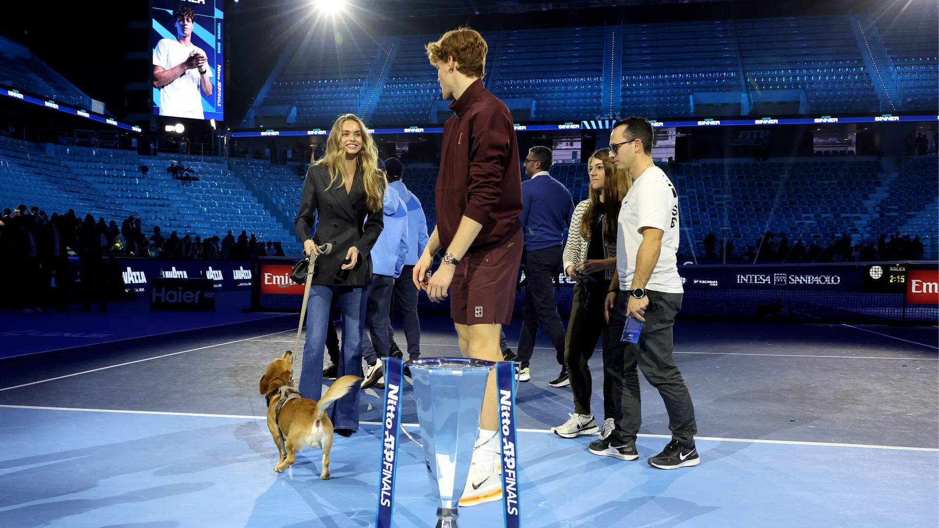 Dopo la premiazione, mentre i tifosi uscivano dal palazzetto, Sinner ha festeggiato in campo con lo staff, il fratello e la fidanzata