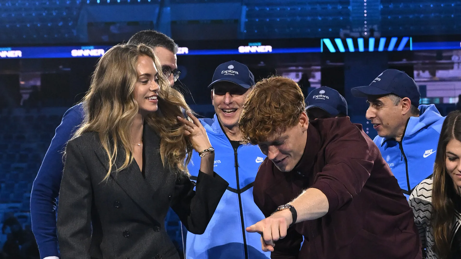 Dopo la partita Sinner ha abbracciato tutti i componenti del suo staff, tra cui la fidanzata Laila Hasanovic