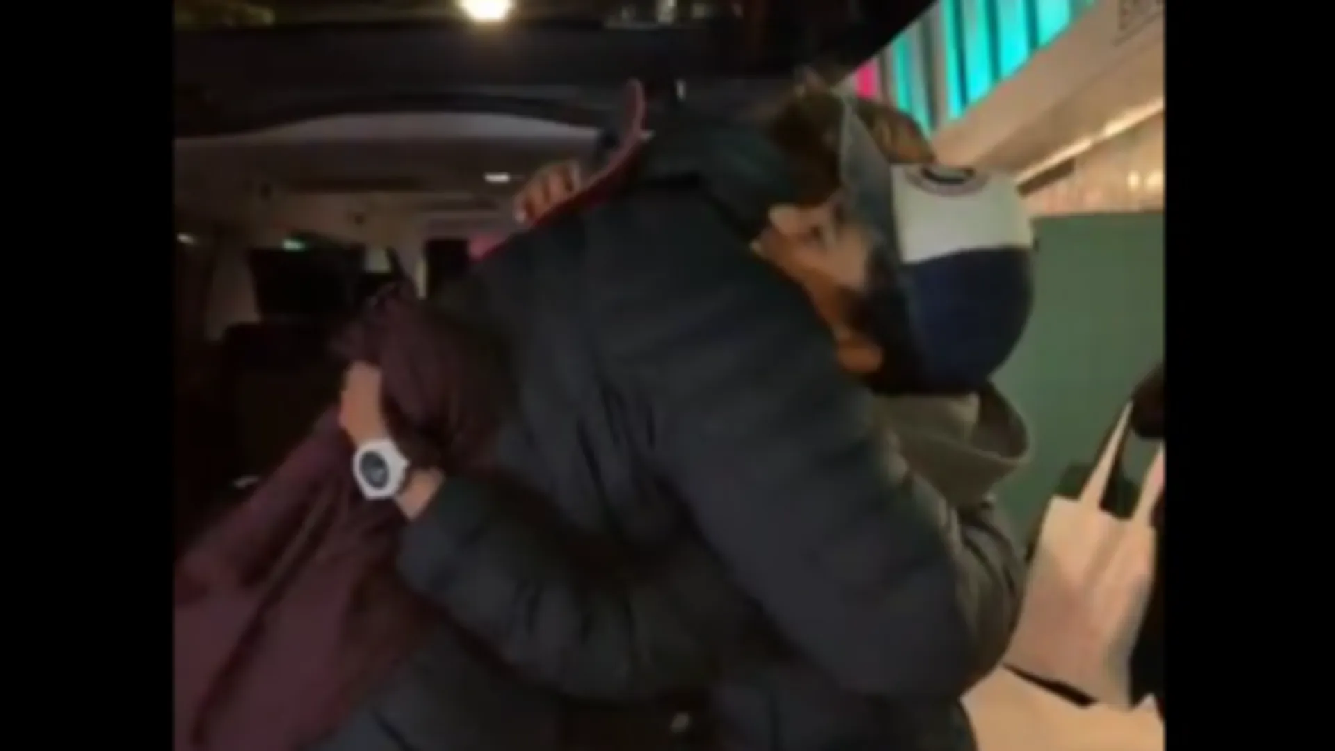 Il giovanissimo fan è rimasto incredulo e poi ha abbracciato il suo campione 