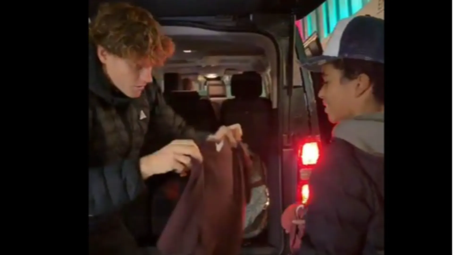 Sinner ha regalato al bambino una delle sue  magliette che ha utilizzato in campo