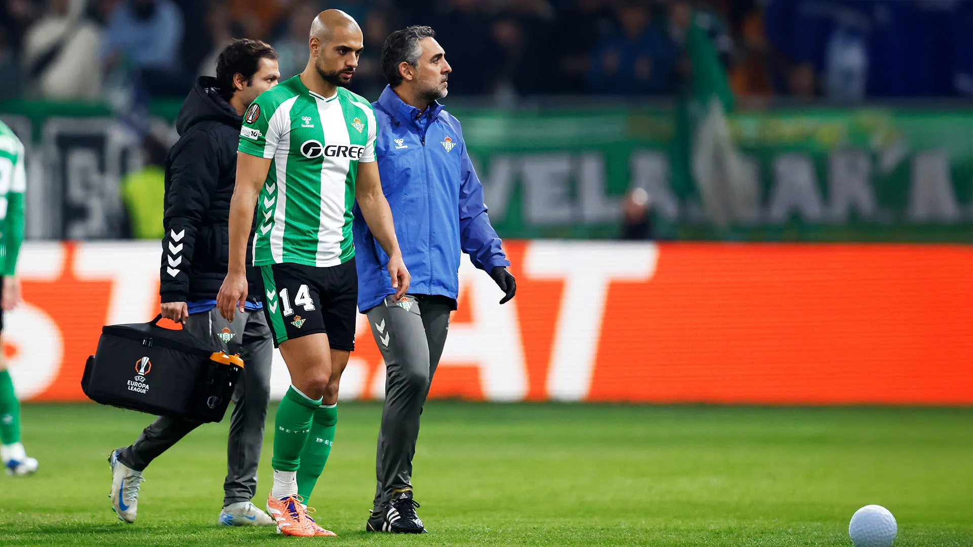 Il marocchino ha calciato involontariamente il piede del suo compagno di squadra
