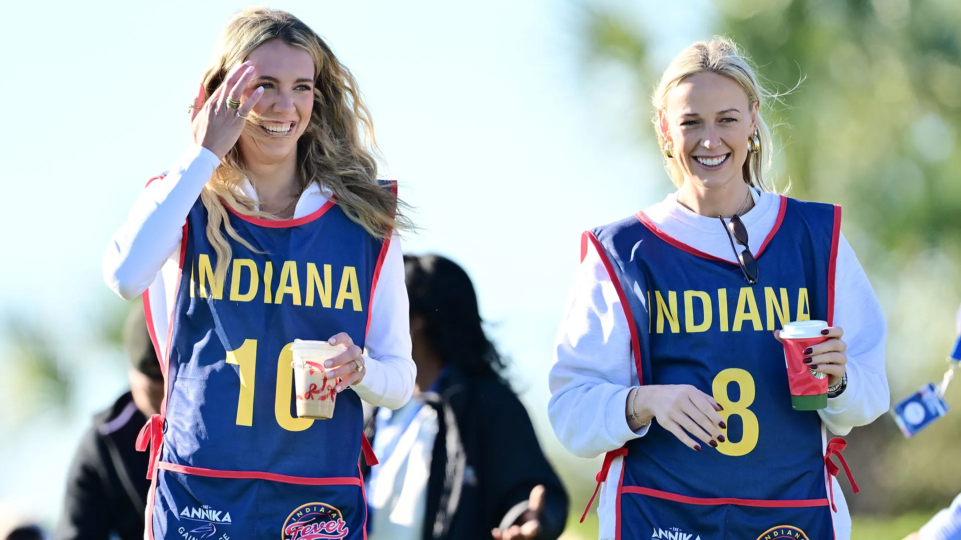 Caitlin Clark è stata invitata dall'organizzazione e le sue due compagne hanno deciso di fare il tifo per lei