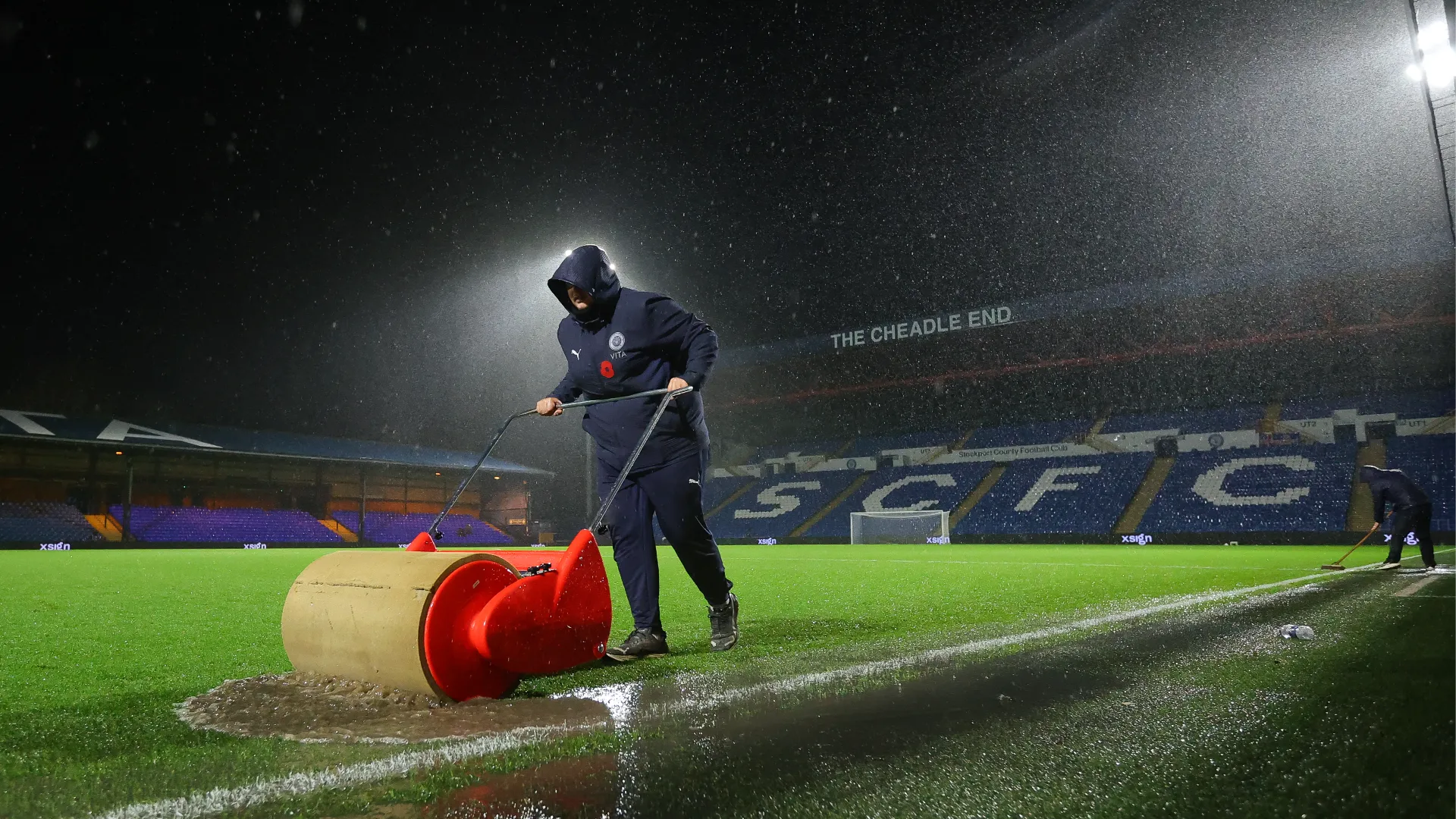 ...intanto gli addetti dello stadio si sono adoperati per provare a sistemare la situazione