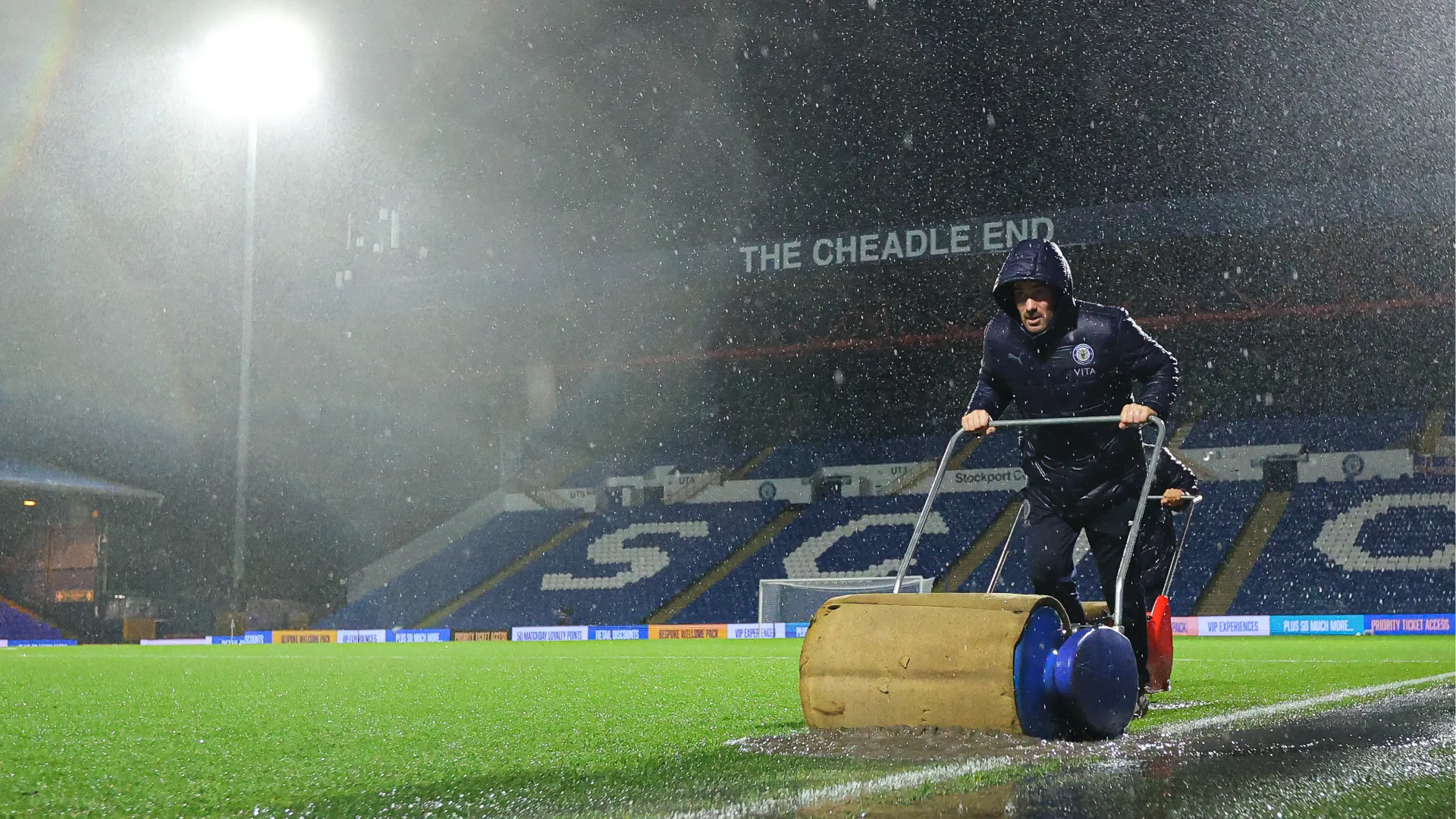 Hanno usato dei rulli di spugna per assorbire e togliere l'acqua dal campo