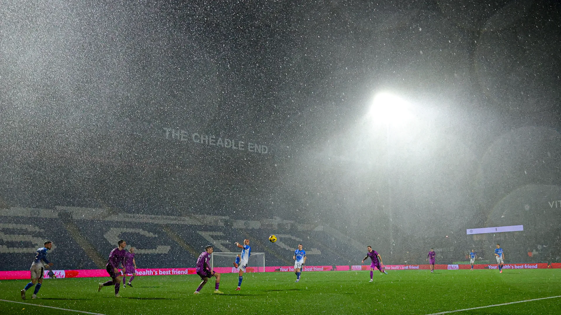 L'arbitro ha poi deciso che la partita si sarebbe giocata nonostante le condizioni avverse