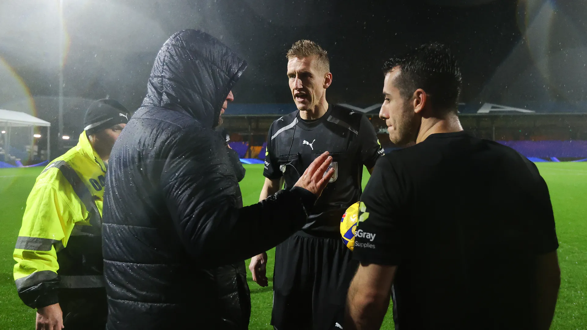 Gli arbitri e i capitani delle due squadre hanno discusso a lungo sulla praticabilità del campo...