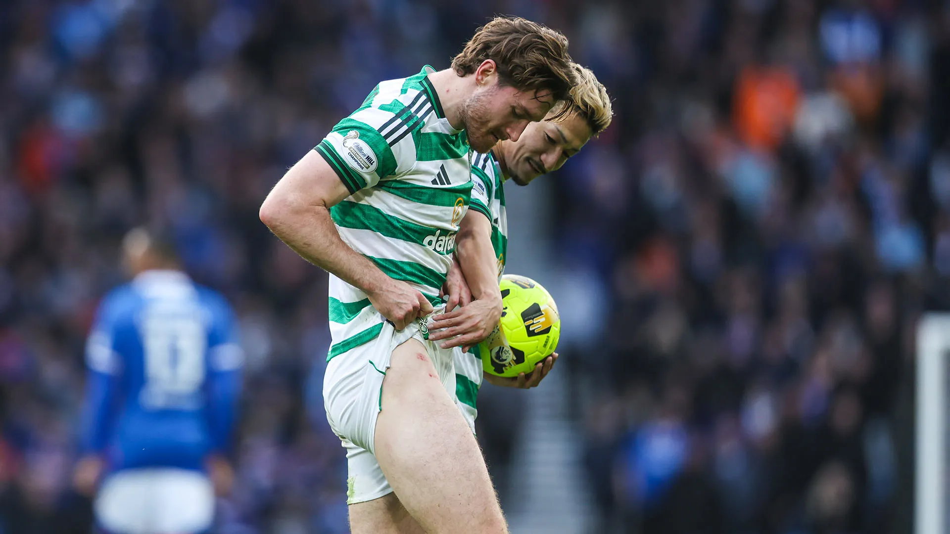 Thelo Aasgaard ha lasciato il segno dei tacchetti sulla gamba di Anthony Ralston...