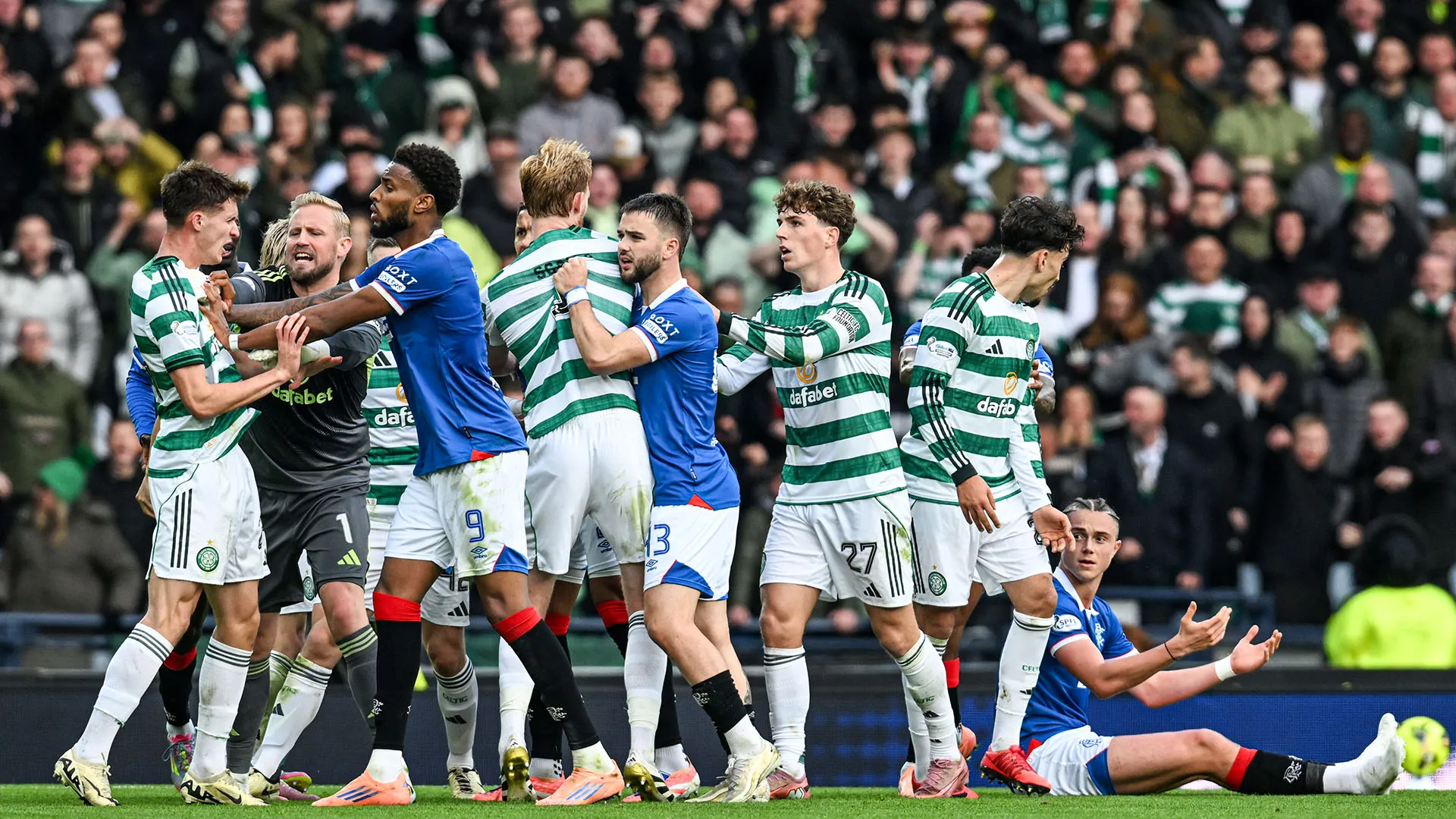 Aasgaard, nel tentativo di intercettare il pallone, ha alzato di molto la gamba colpendo l'avversario